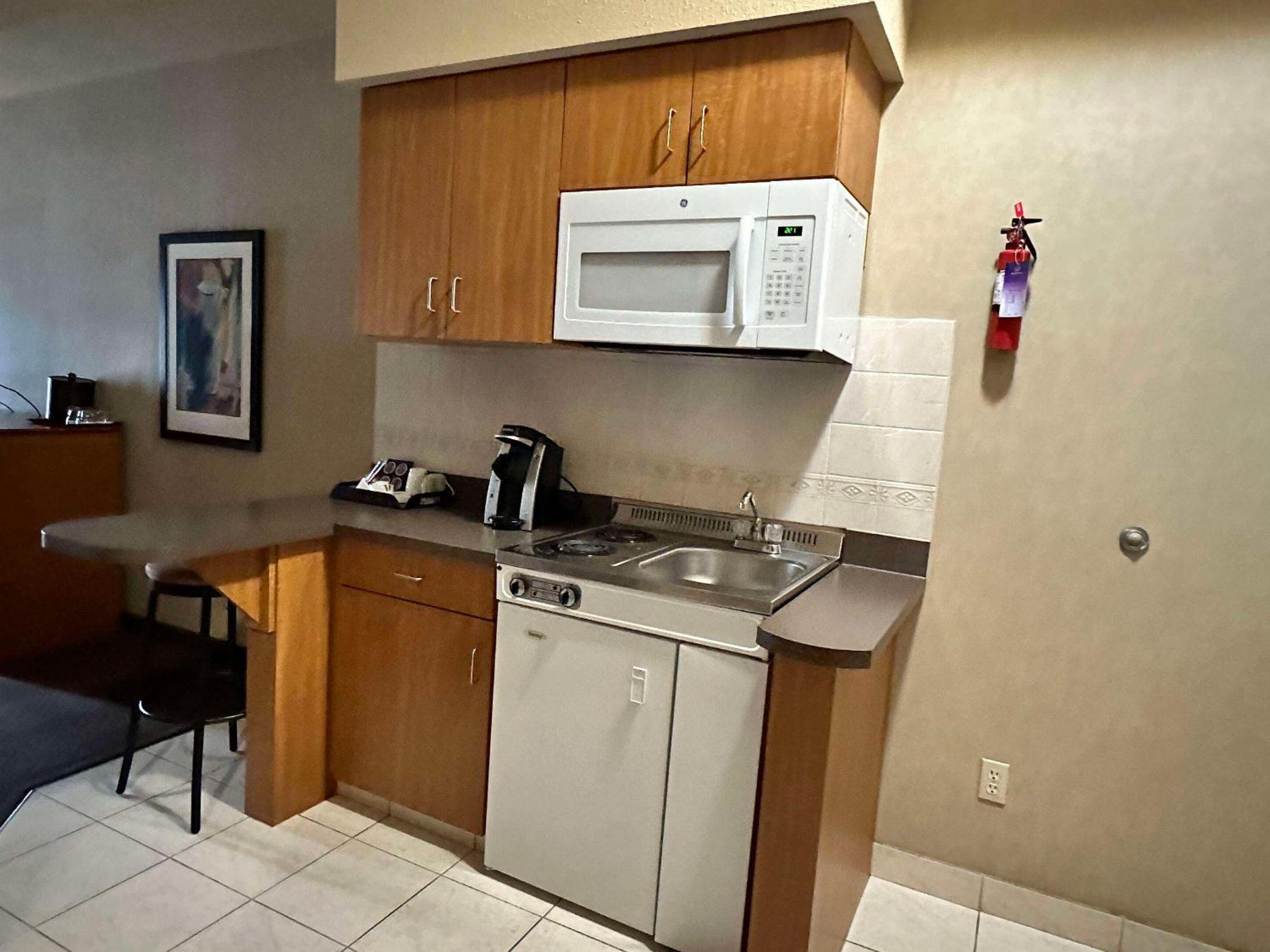 King Room With Roll-In Shower - Disability Access/Non Smoking/Ground Floor - Photo 19