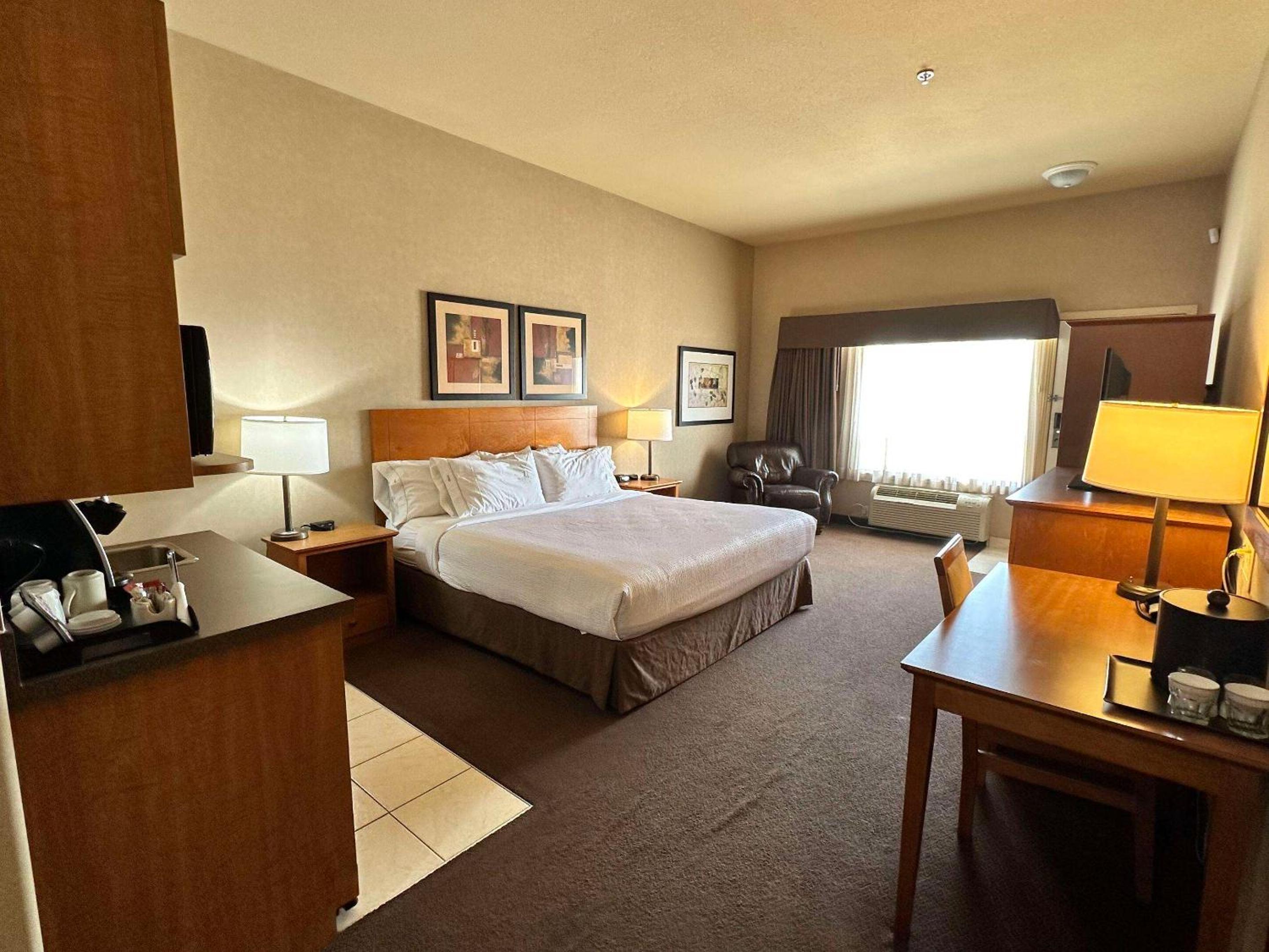King Room With Roll-In Shower - Disability Access/Non Smoking/Ground Floor - Photo 6