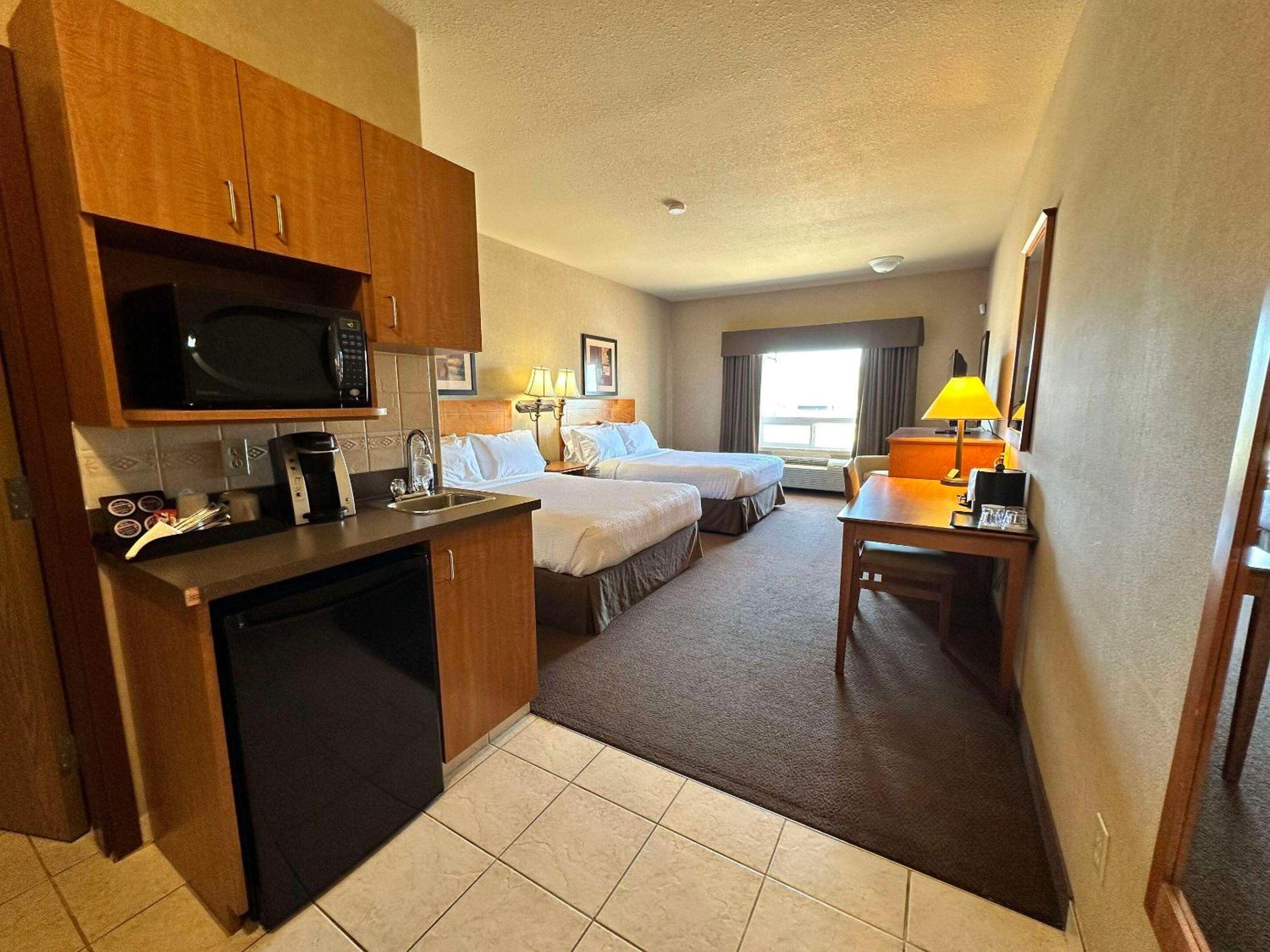 King Room With Roll-In Shower - Disability Access/Non Smoking/Ground Floor - Photo 3