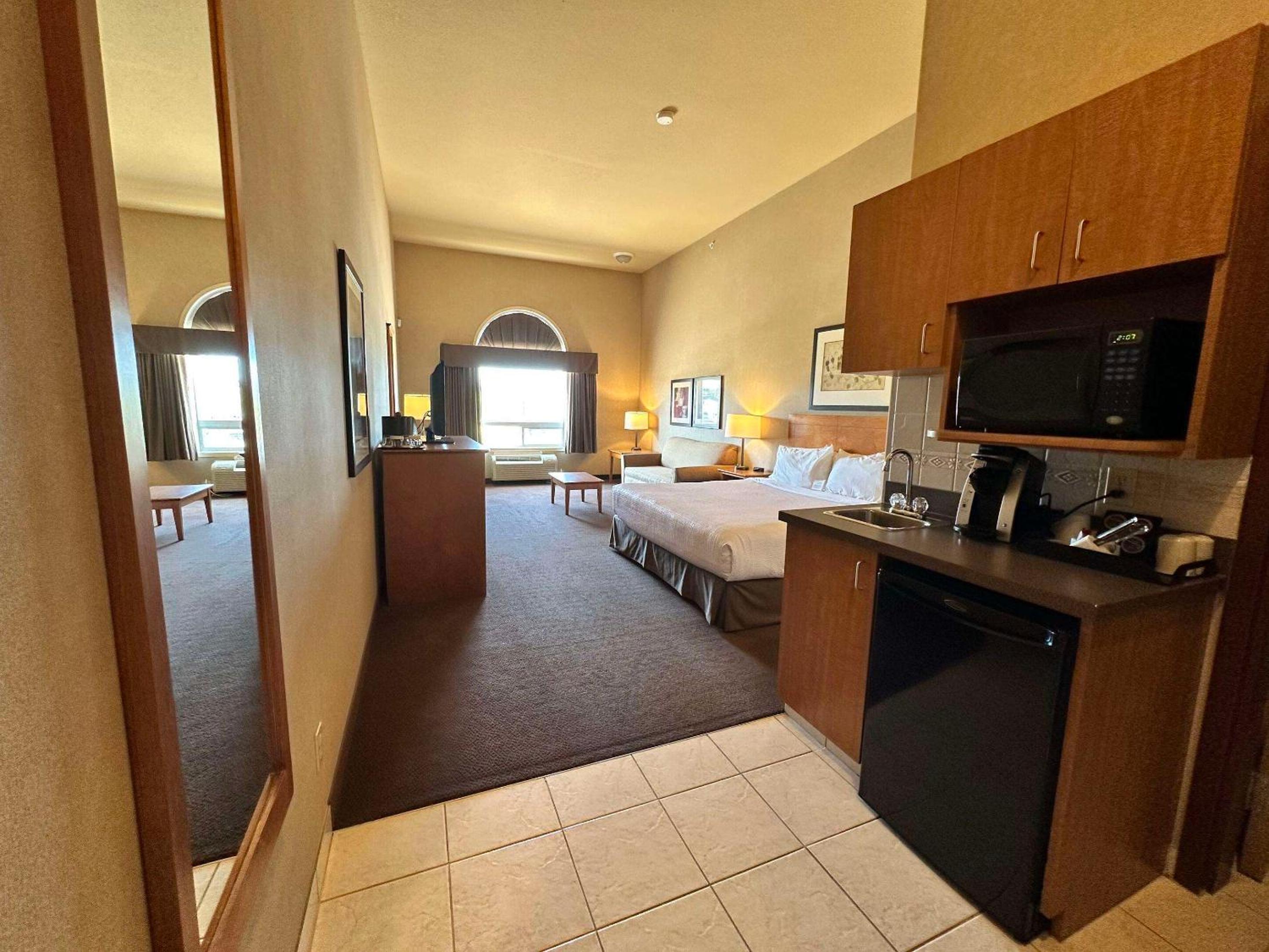 King Room With Roll-In Shower - Disability Access/Non Smoking/Ground Floor - Photo 28