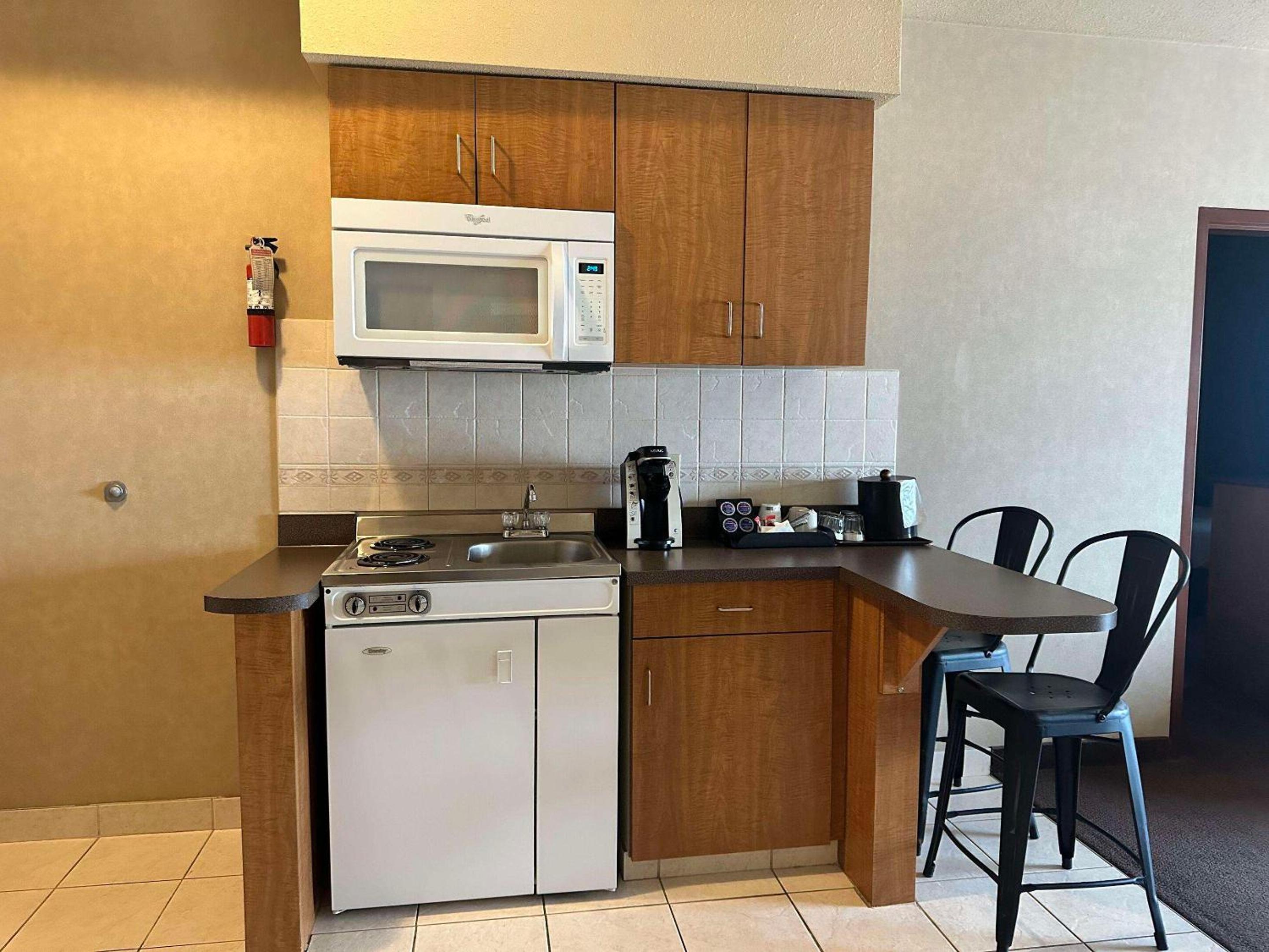 King Room With Roll-In Shower - Disability Access/Non Smoking/Ground Floor - Photo 11