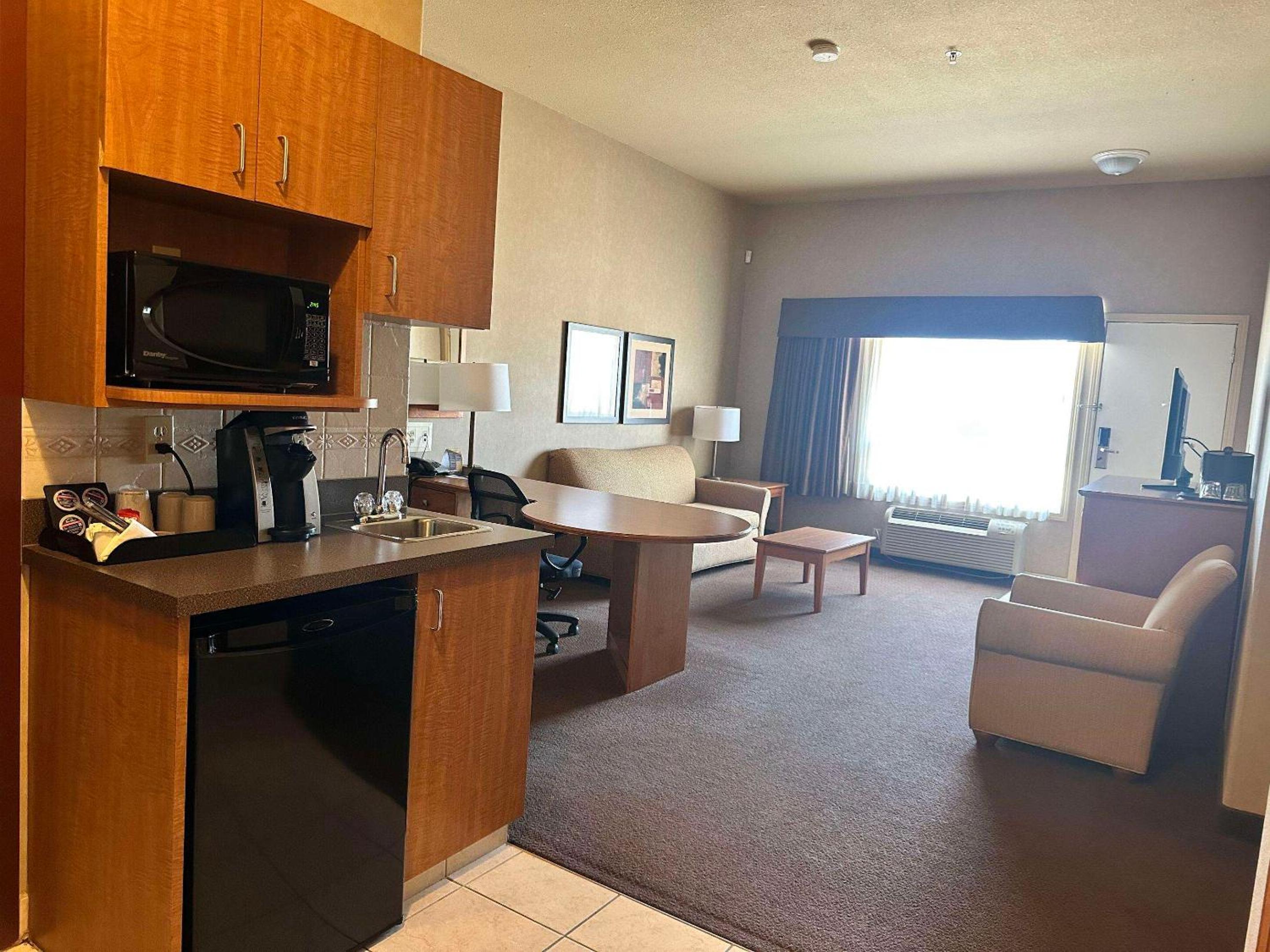 King Room With Roll-In Shower - Disability Access/Non Smoking/Ground Floor - Photo 4