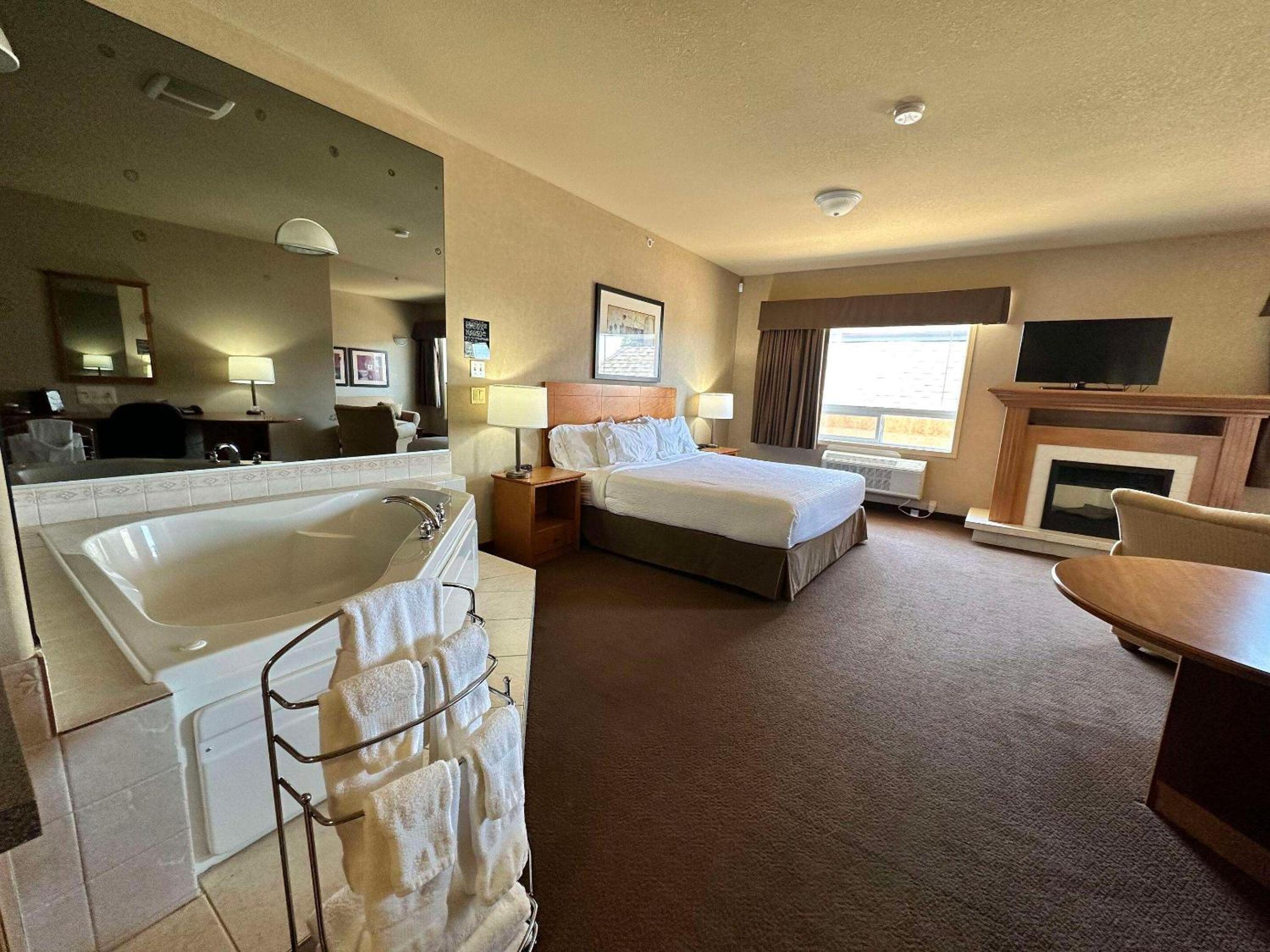 King Room With Roll-In Shower - Disability Access/Non Smoking/Ground Floor - Photo 15