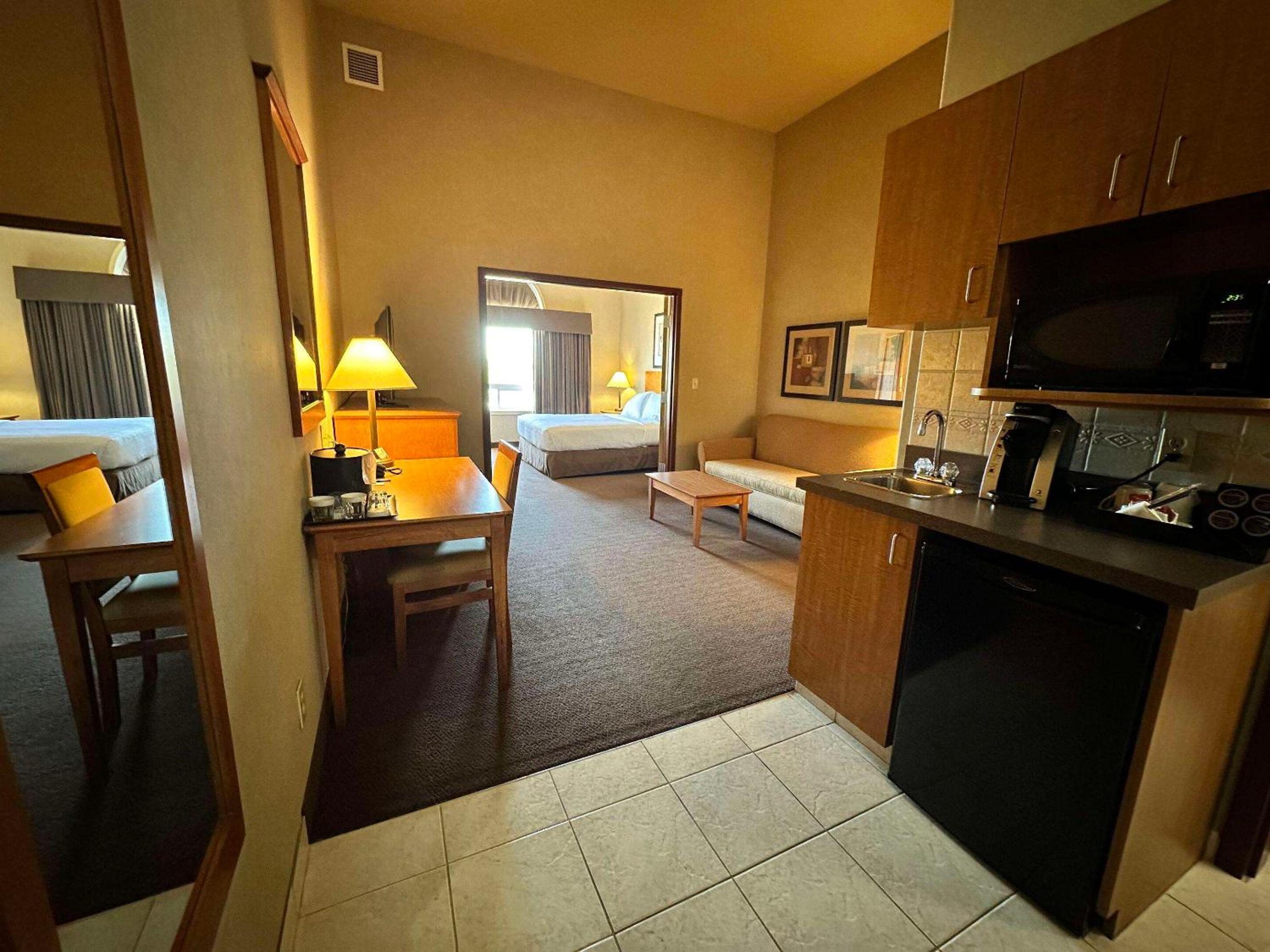 King Room With Roll-In Shower - Disability Access/Non Smoking/Ground Floor - Photo 25
