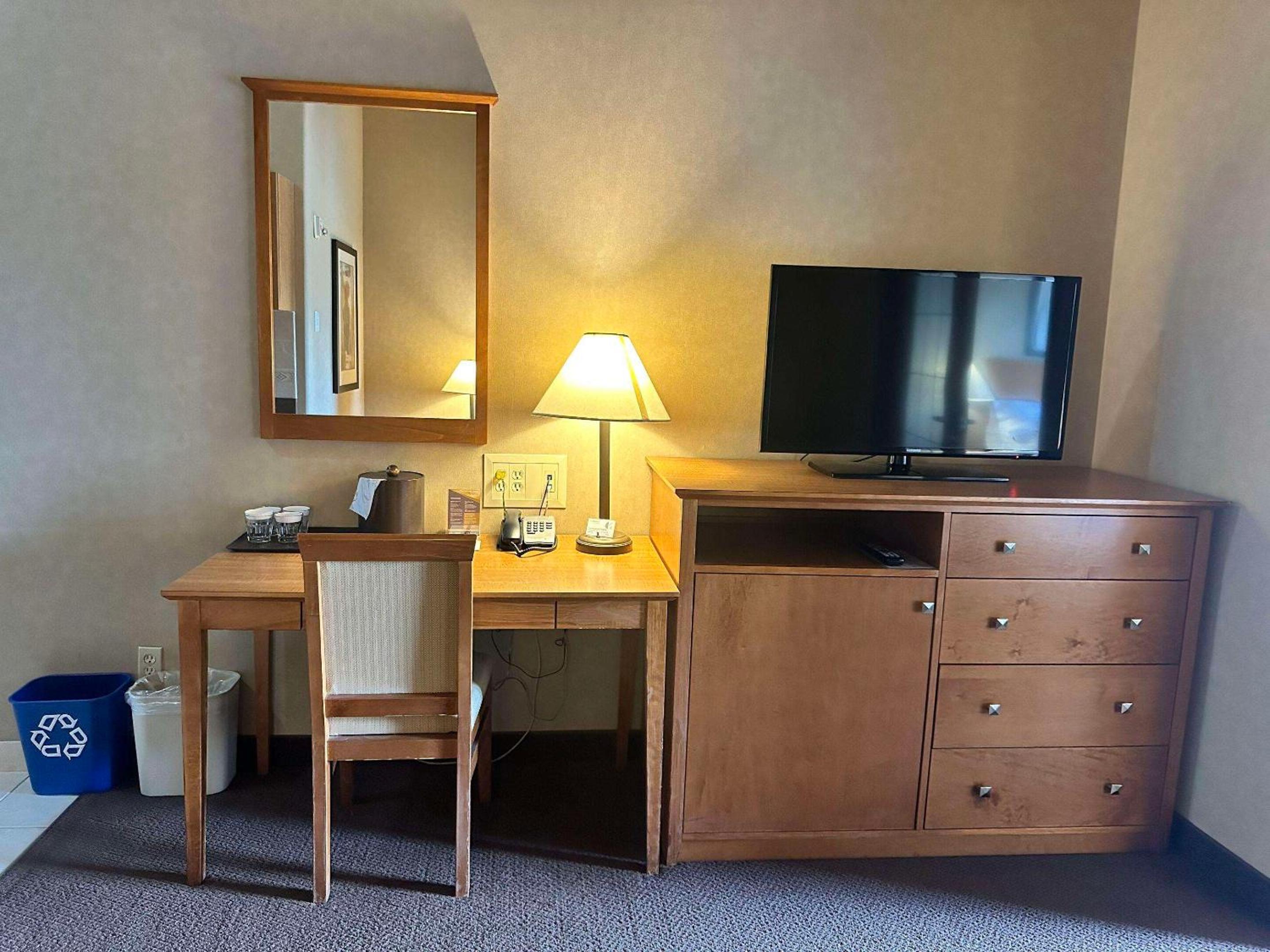 King Room With Roll-In Shower - Disability Access/Non Smoking/Ground Floor - Photo 27