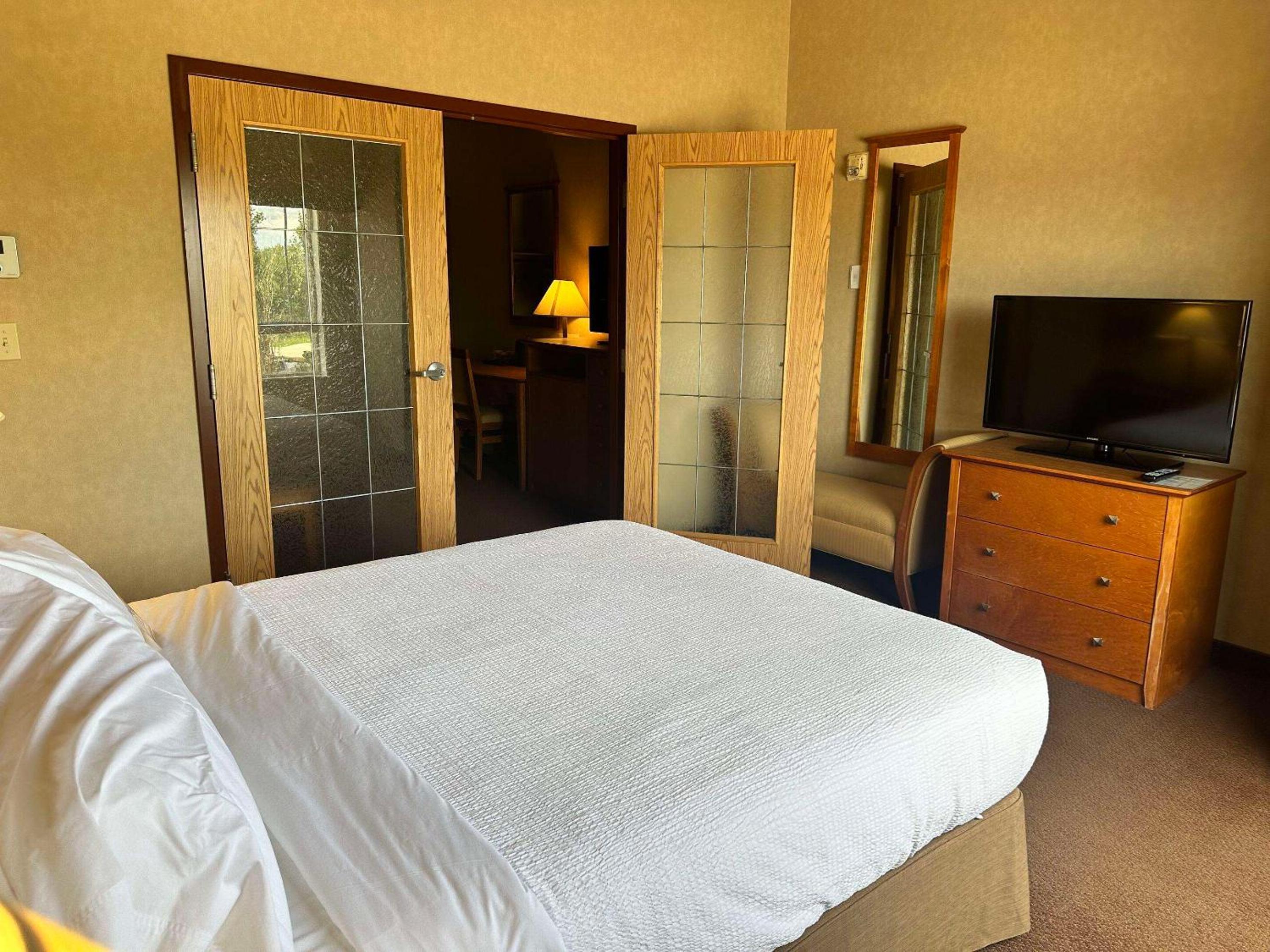 King Room With Roll-In Shower - Disability Access/Non Smoking/Ground Floor - Photo 40