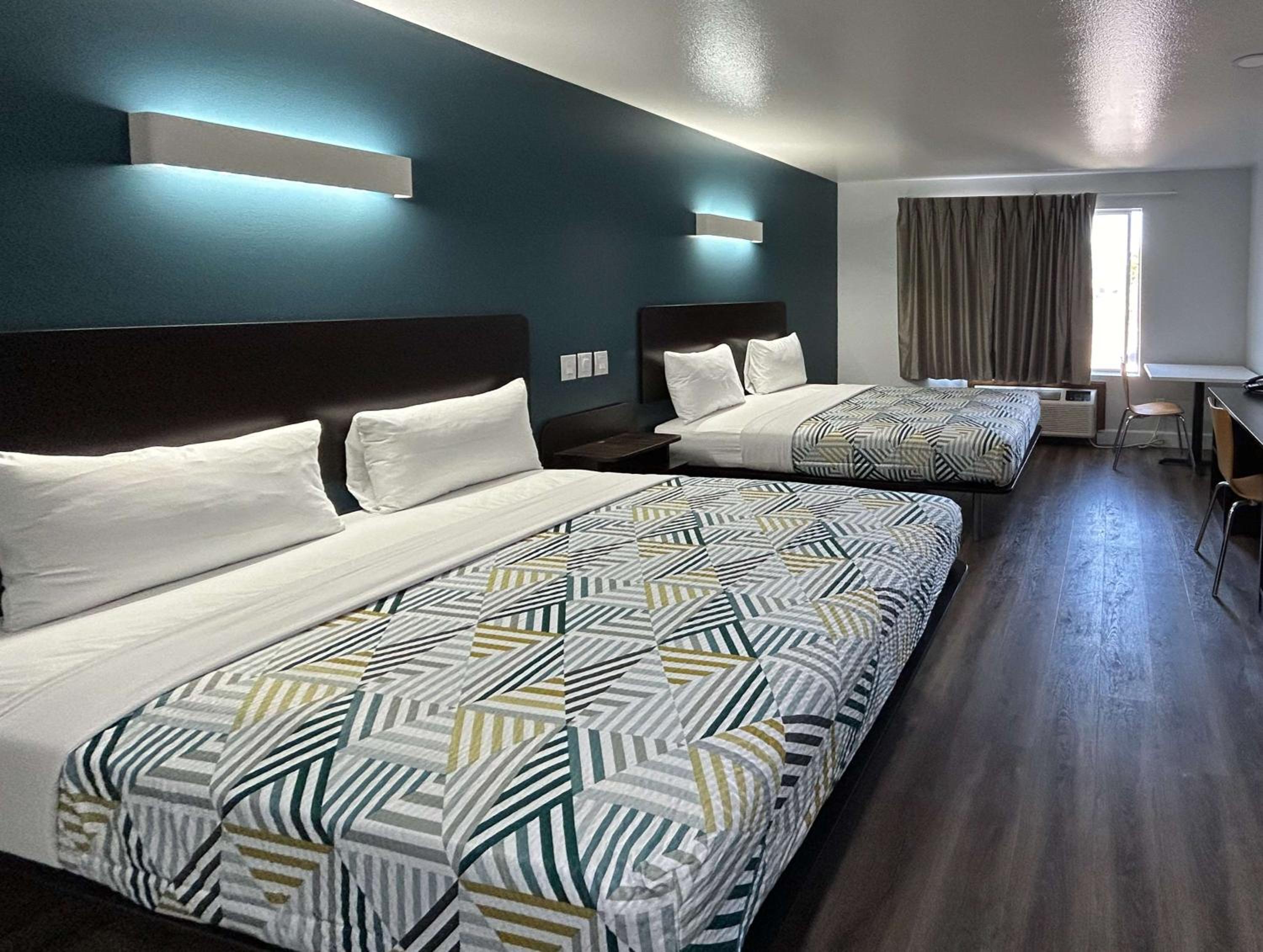 Queen Room with Two Queen Beds - Non-Smoking photo 3