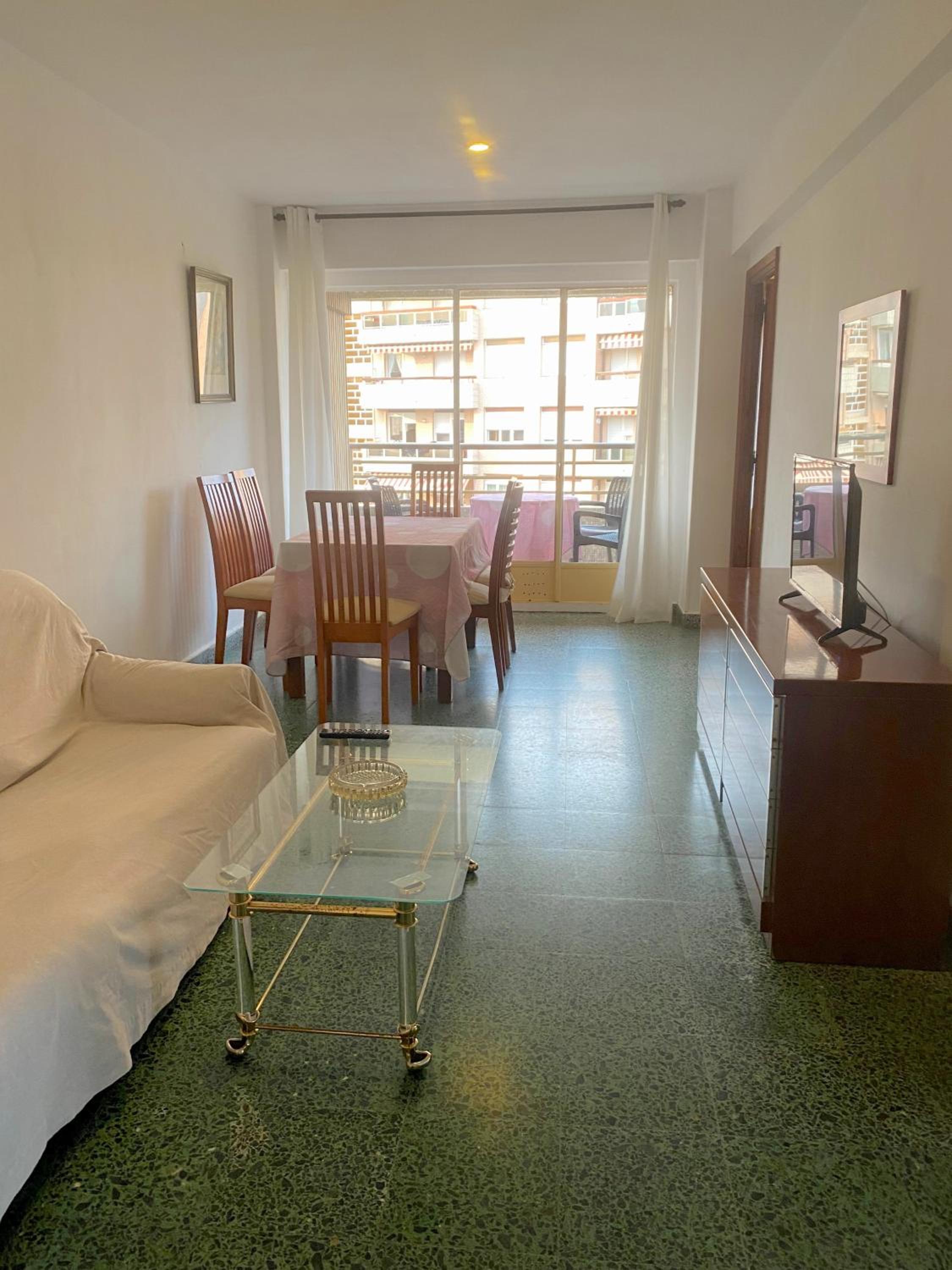 Apartamento de tres habitaciones con vista al mar