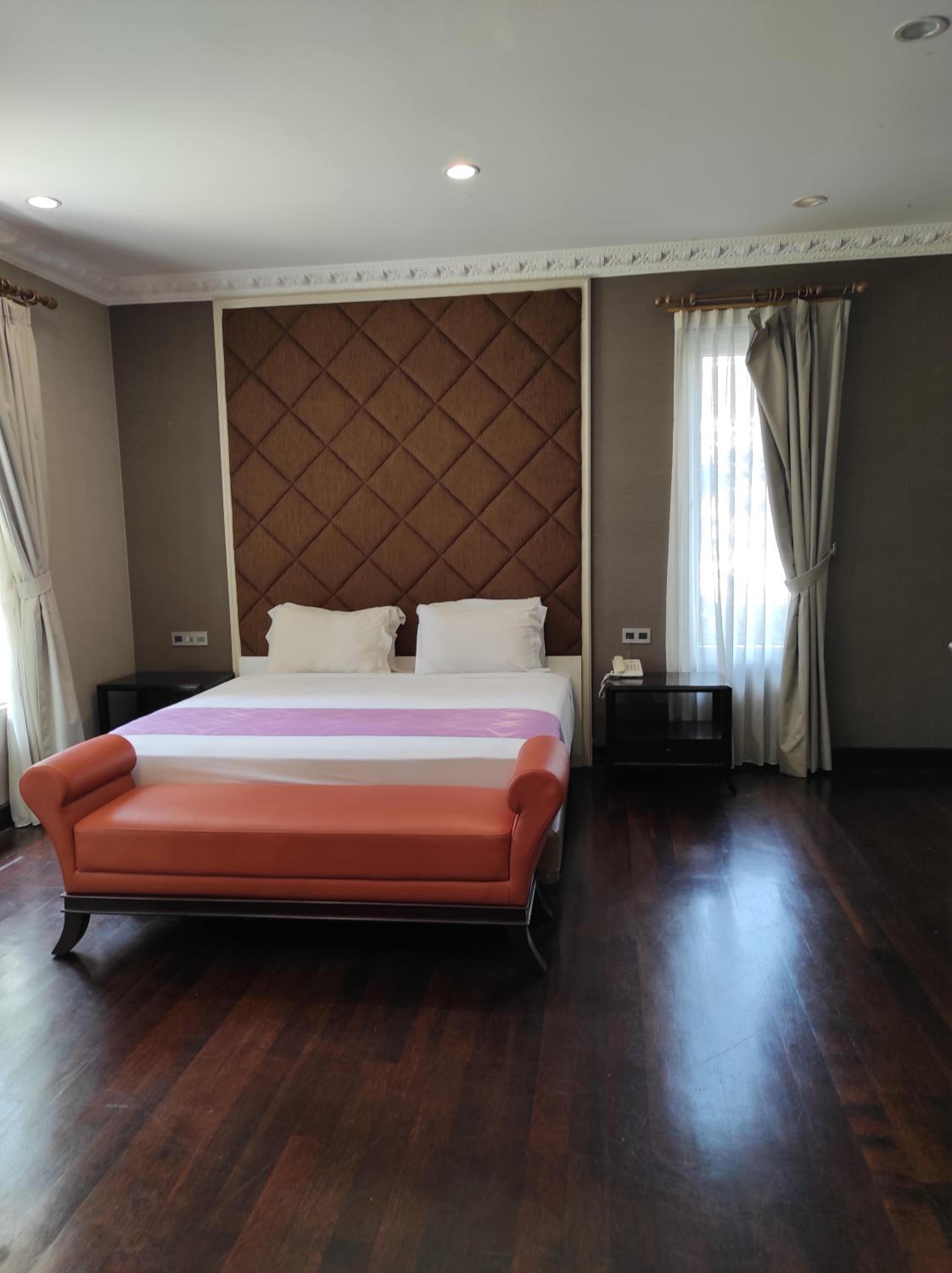 Deluxe King Room - Photo 2