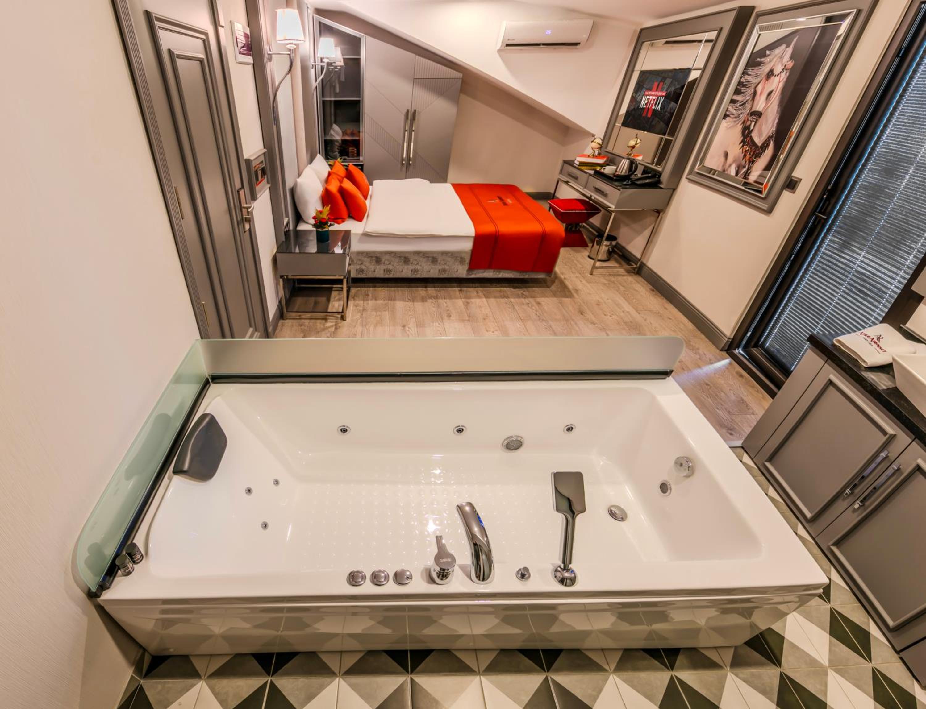 Queen Room with Spa Bath - Photo 12