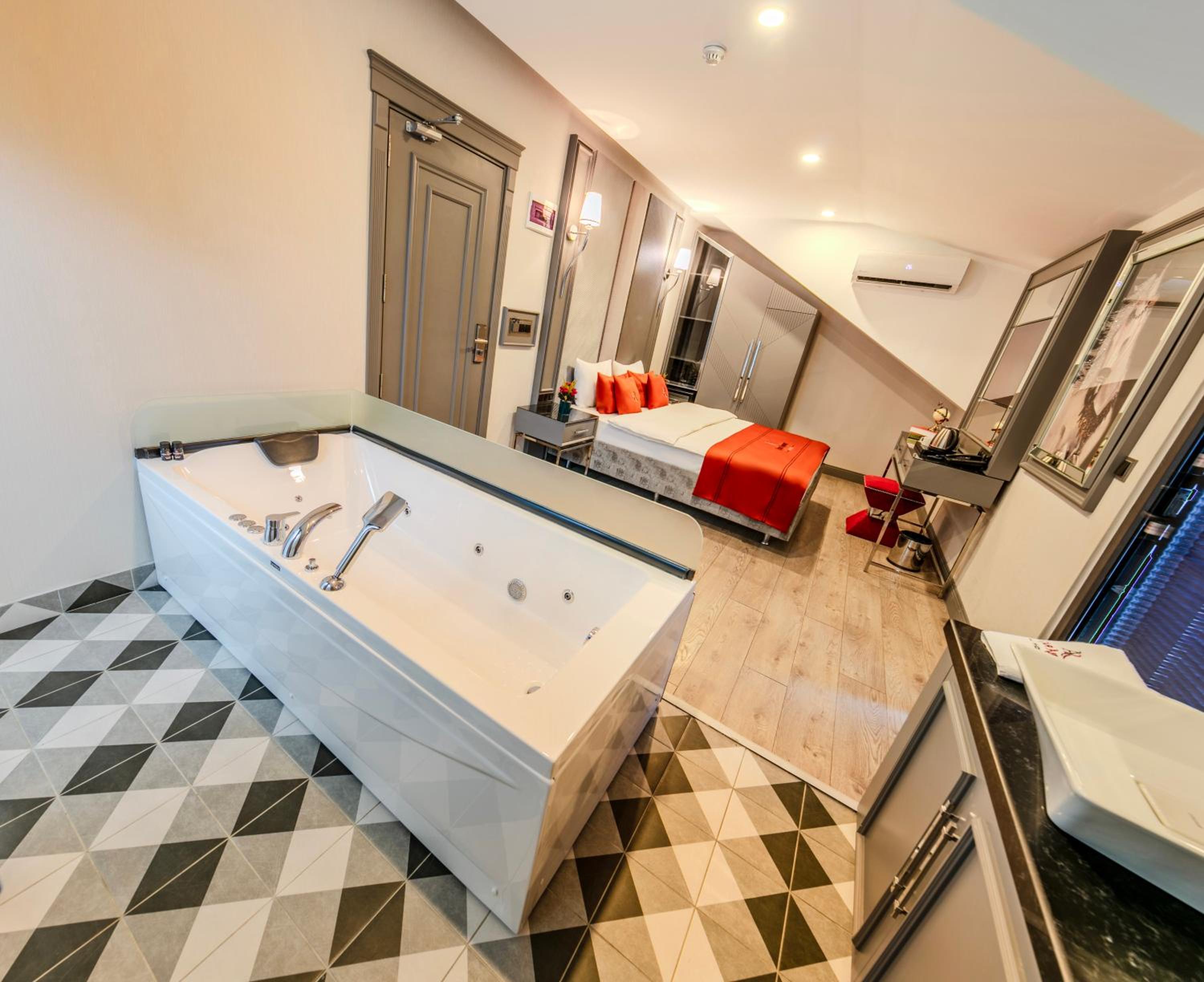 Queen Room with Spa Bath - Photo 14