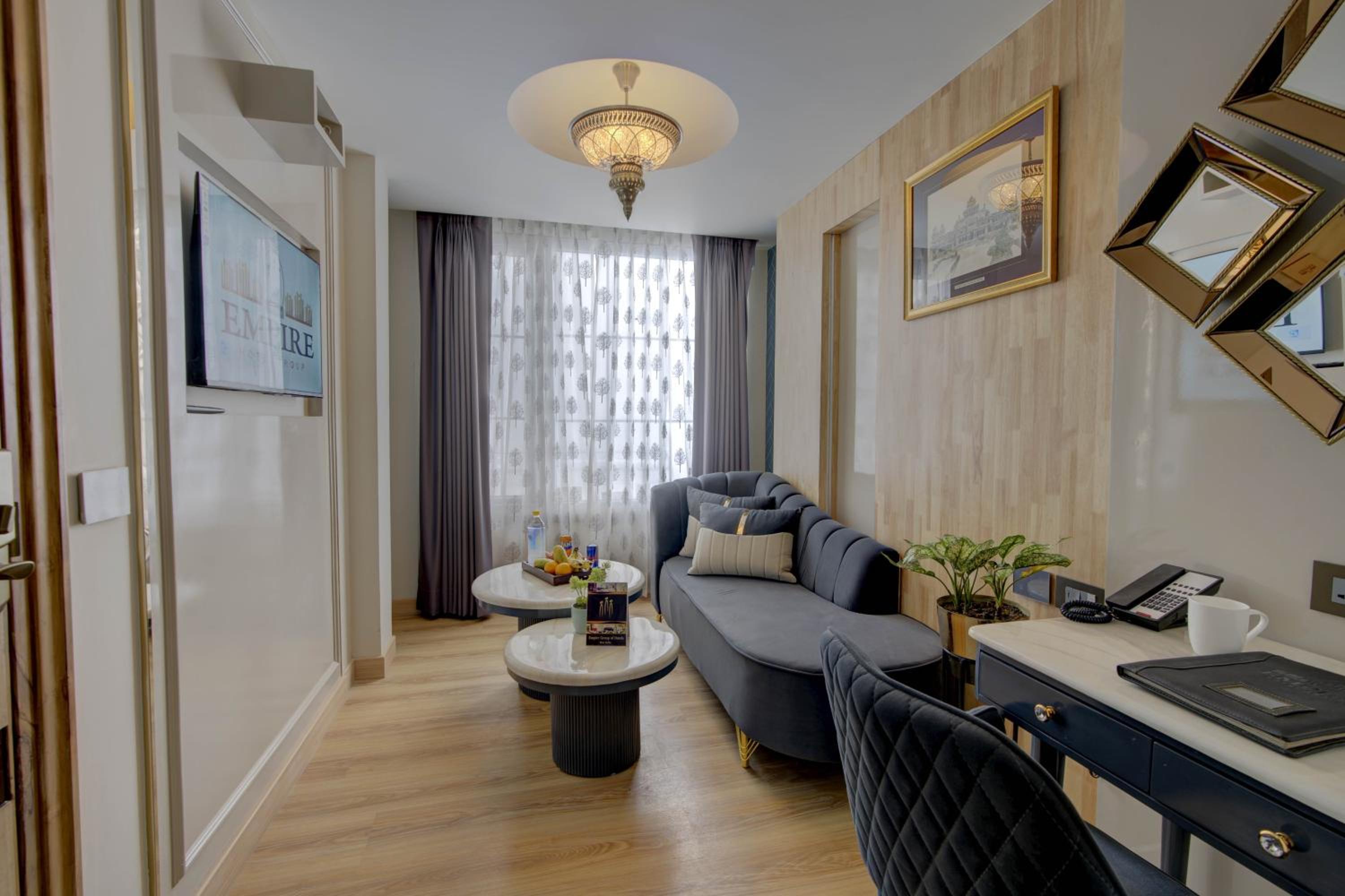 Luxury studio apartment with kitchenette (New Delhi City Tour included)