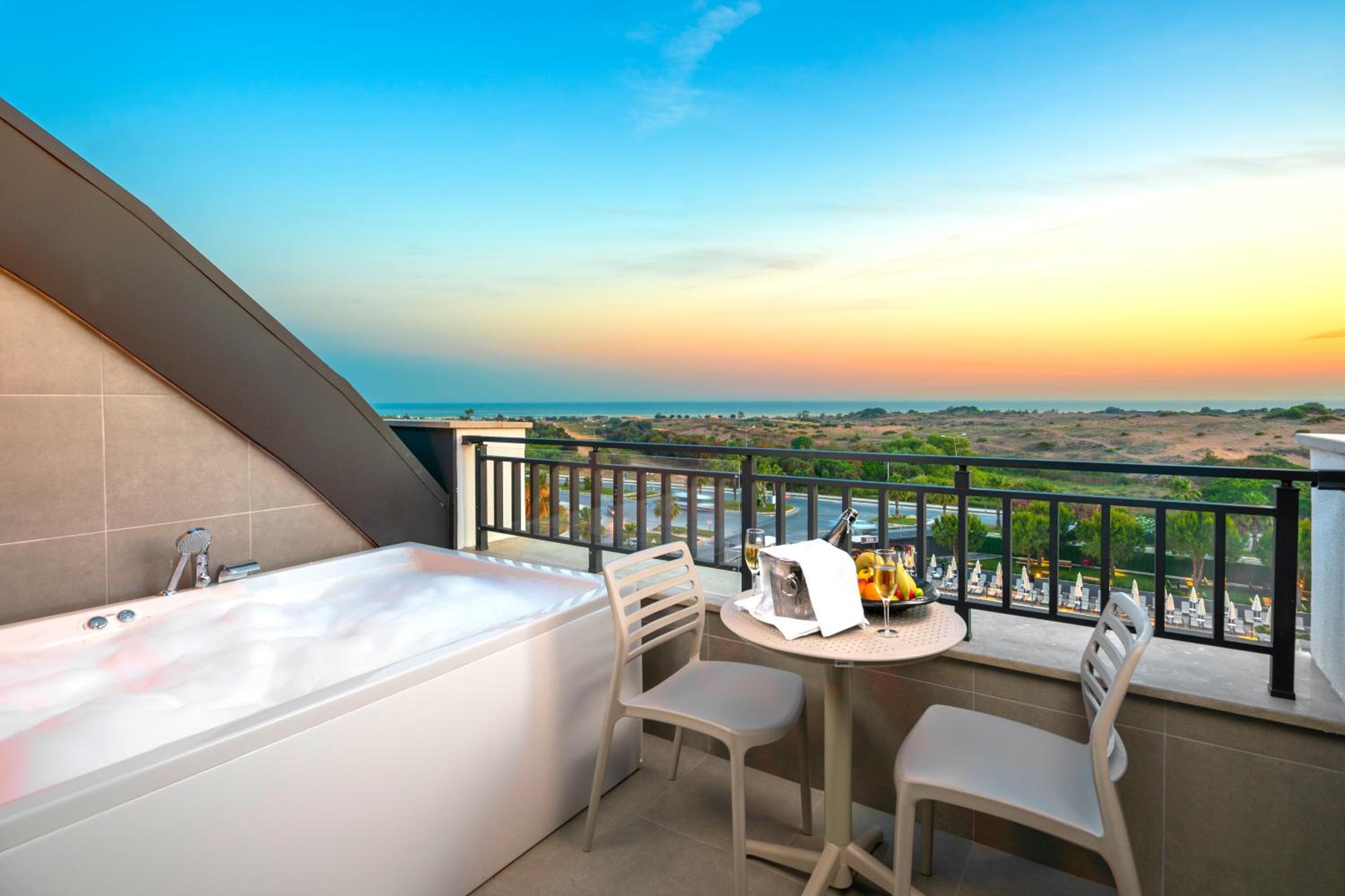 Jacuzzi Room Sea View photo 2