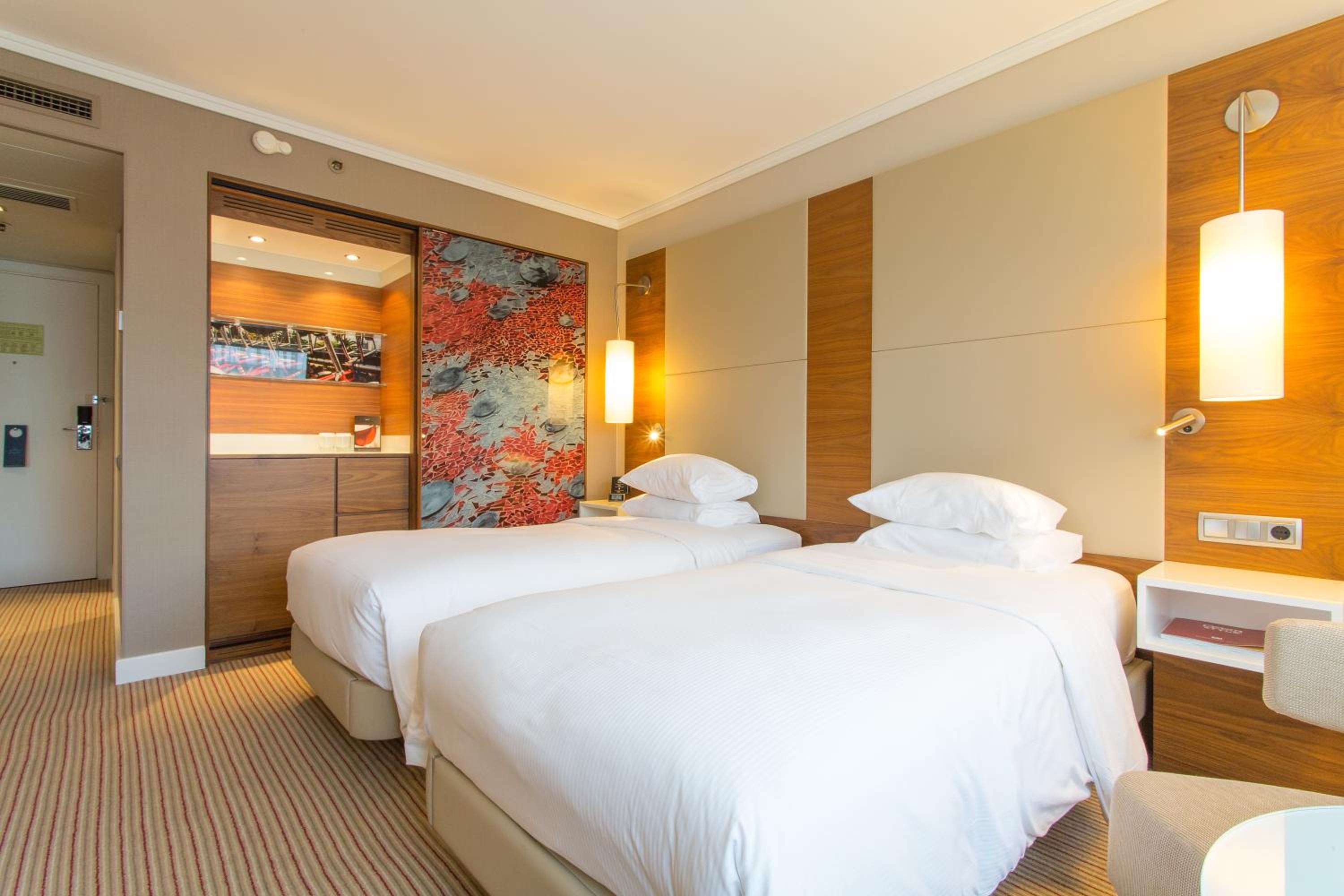 Twin Room with City View - Top Floor