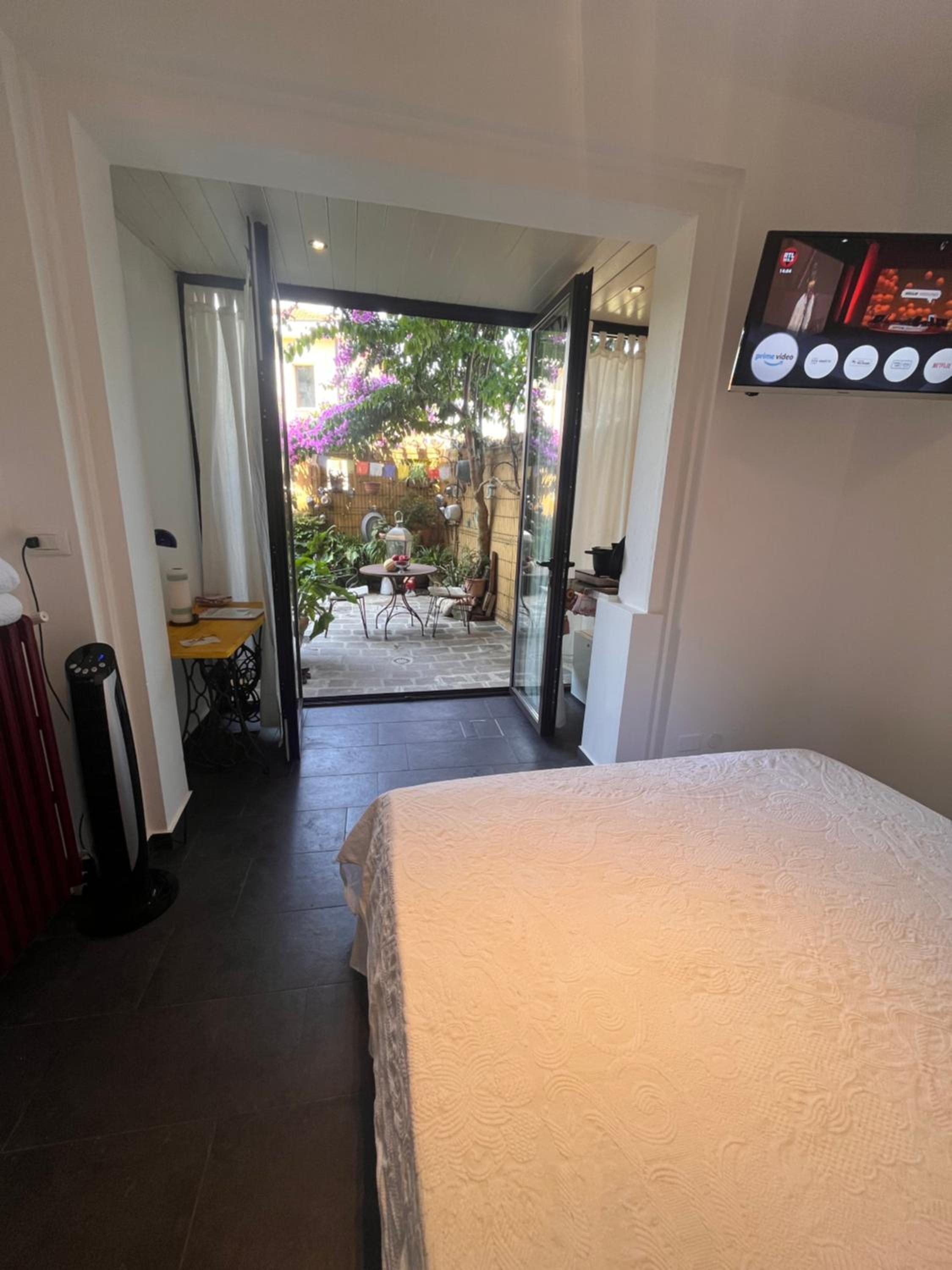 Double Room with Patio - Photo 4