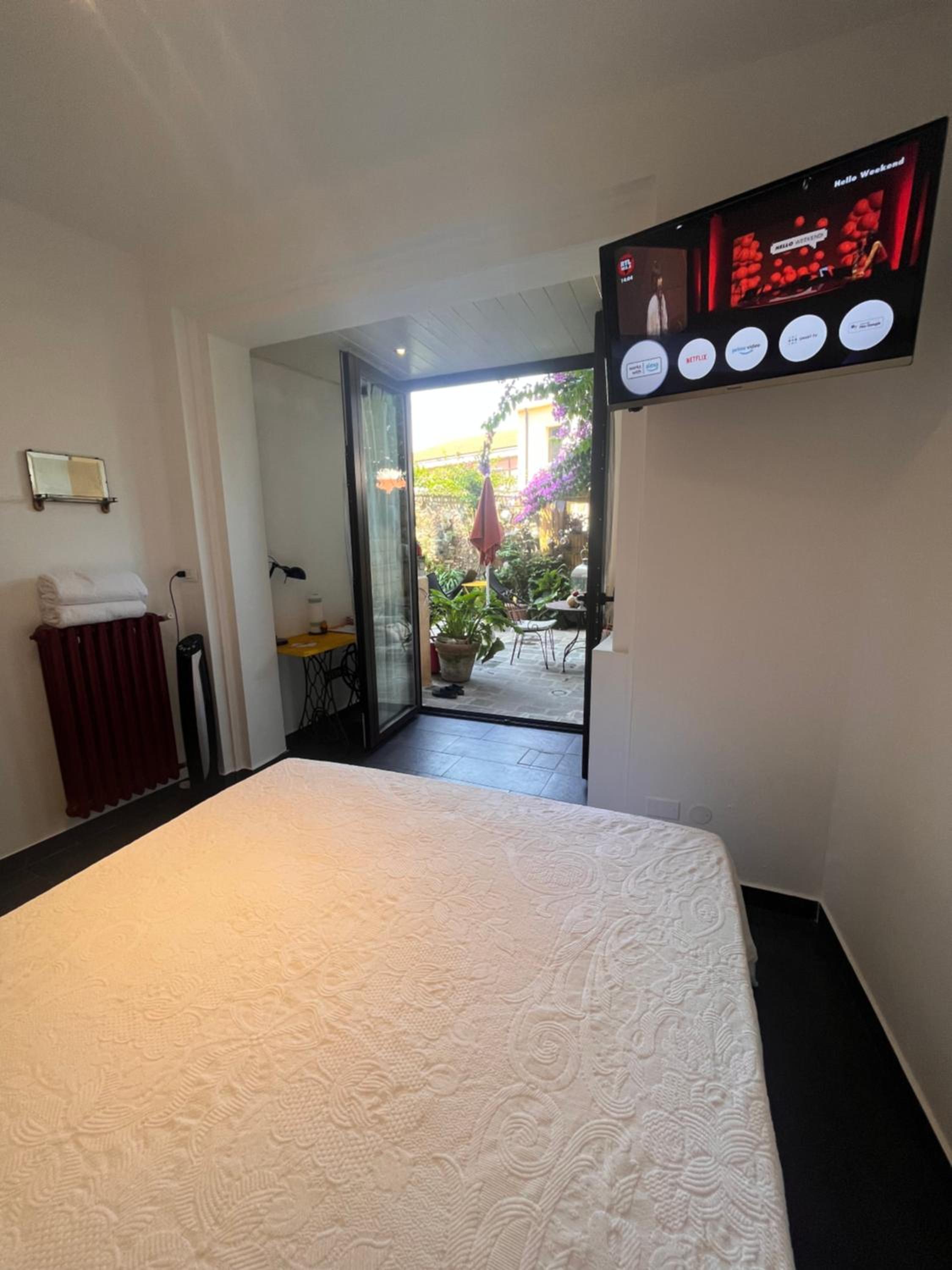 Double Room with Patio - Photo 6