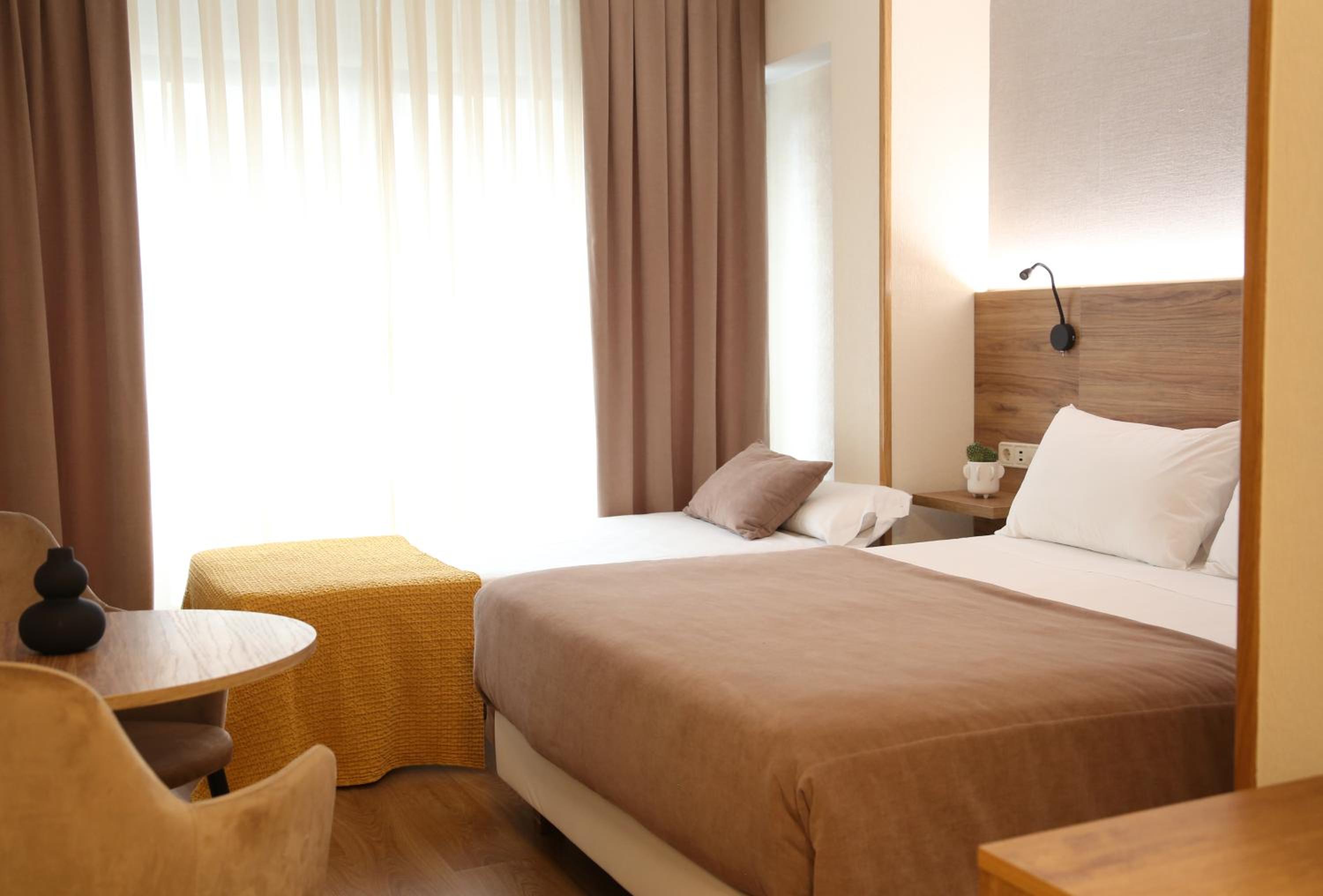 Double Room with Extra Bed (2 Adults + 1 Child) photo 2