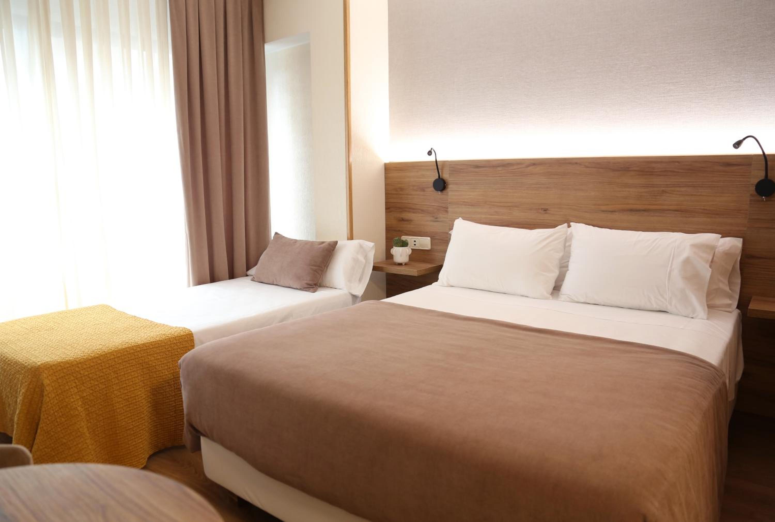 Habitación Doble con cama supletoria (2 adultos + 1 niño)