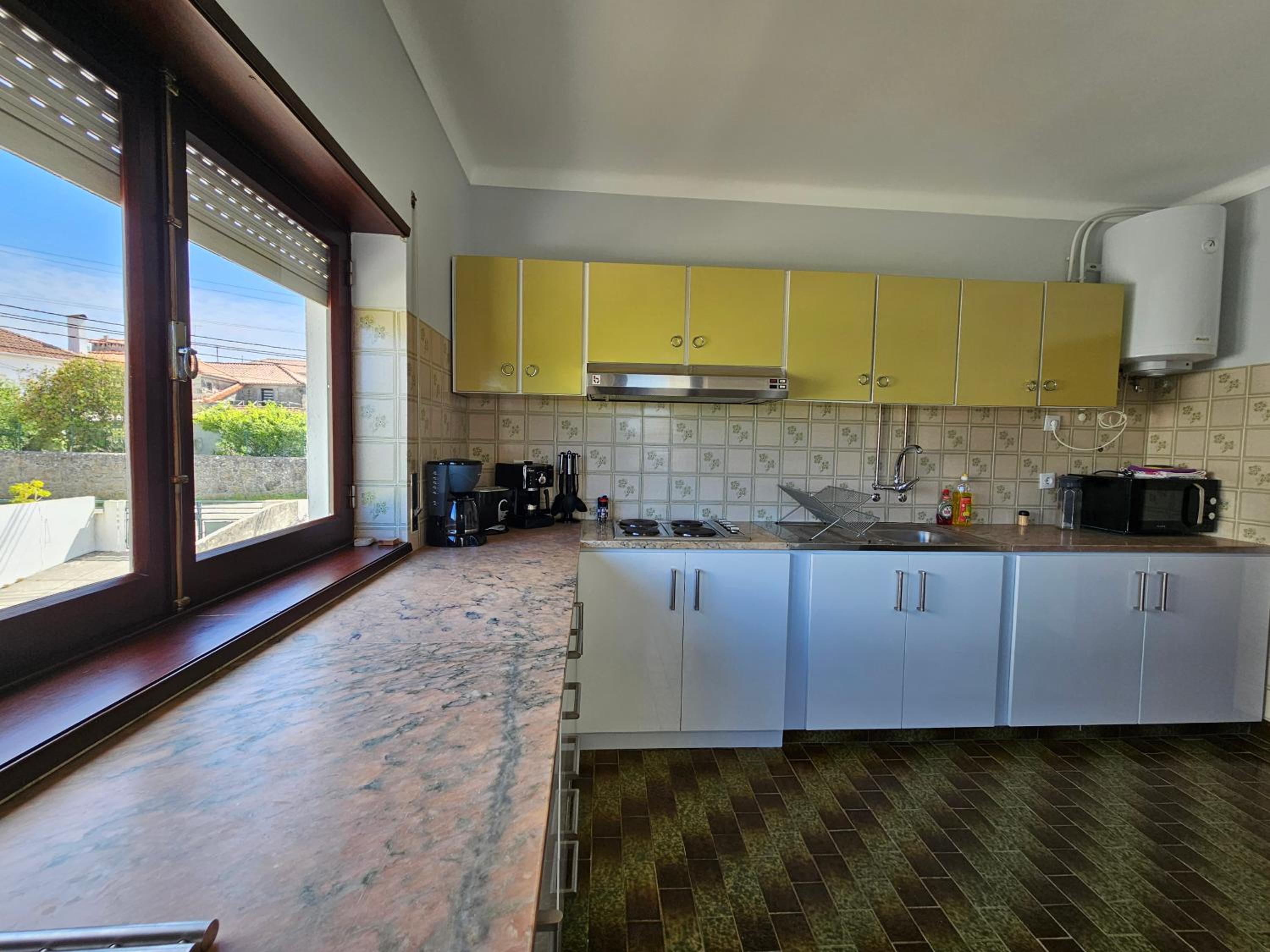 Three-Bedroom Apartment with Balcony - Photo 23