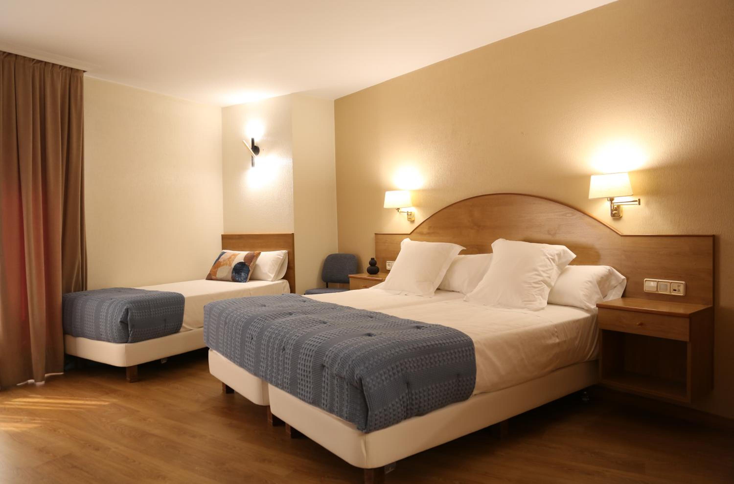 Habitación Doble con Cama Extra (3 Adultos)