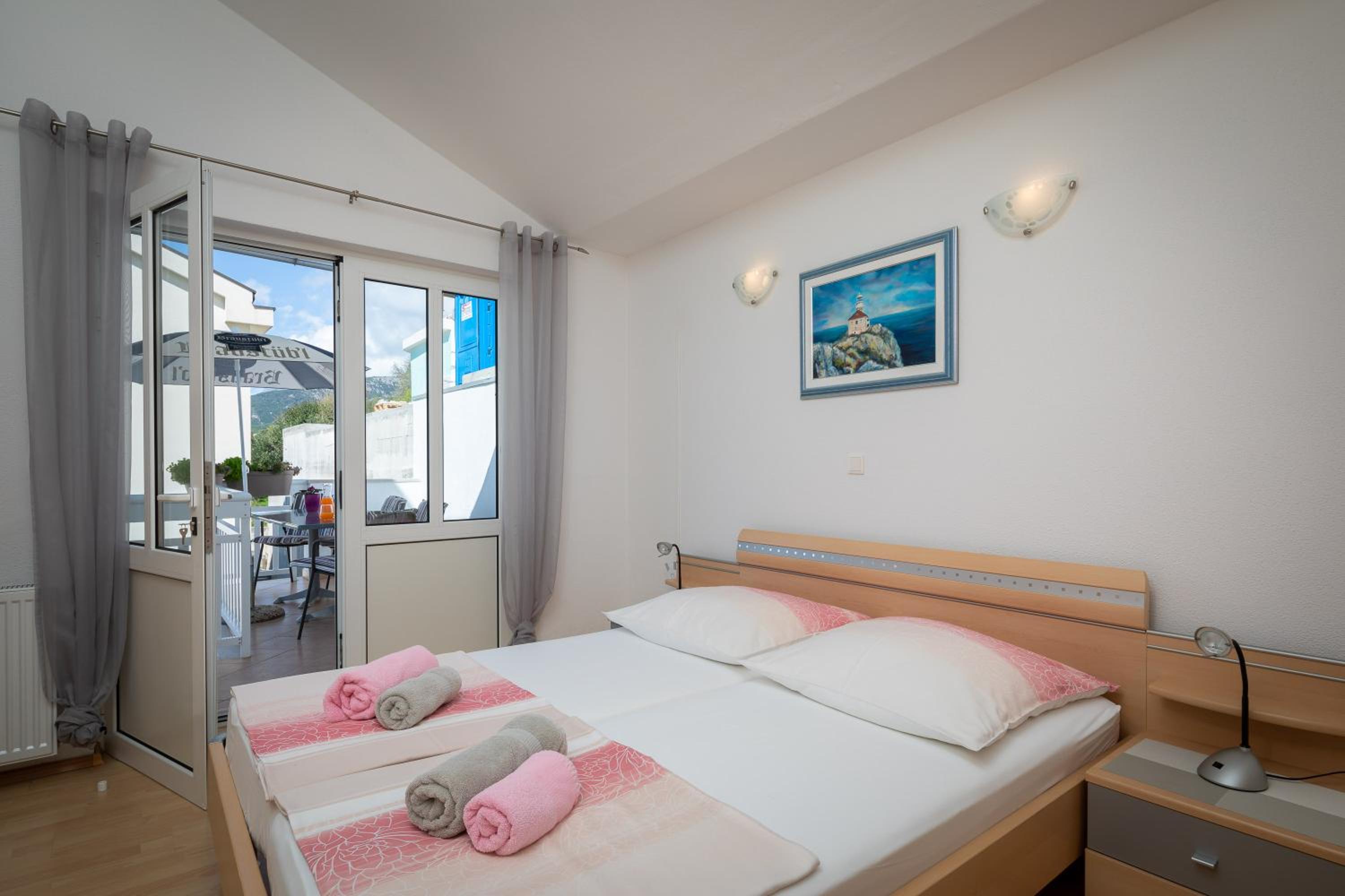 Apartamento de dois quartos com varanda e vista para o mar