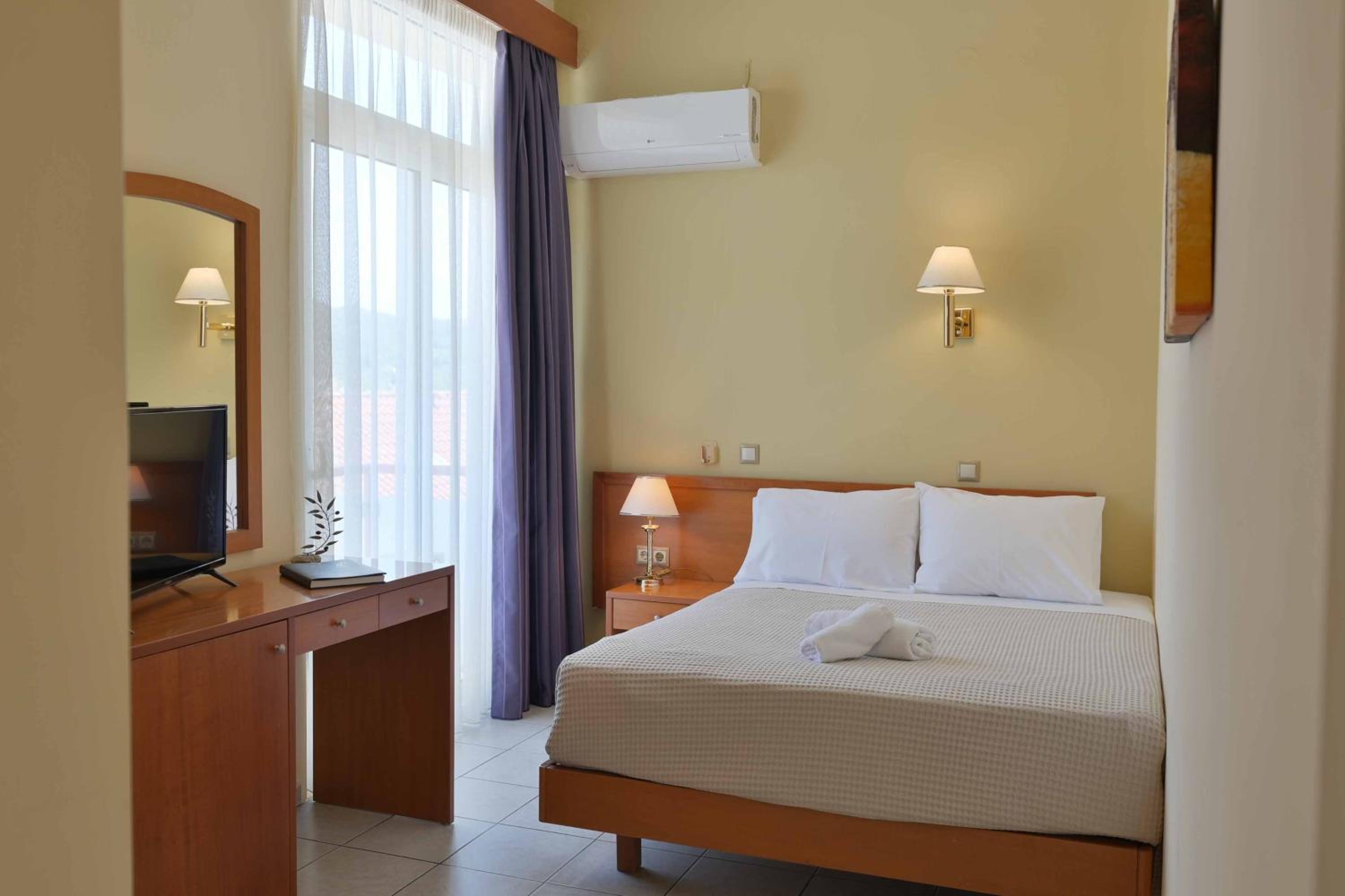 Double Room with Pool View - Photo 1