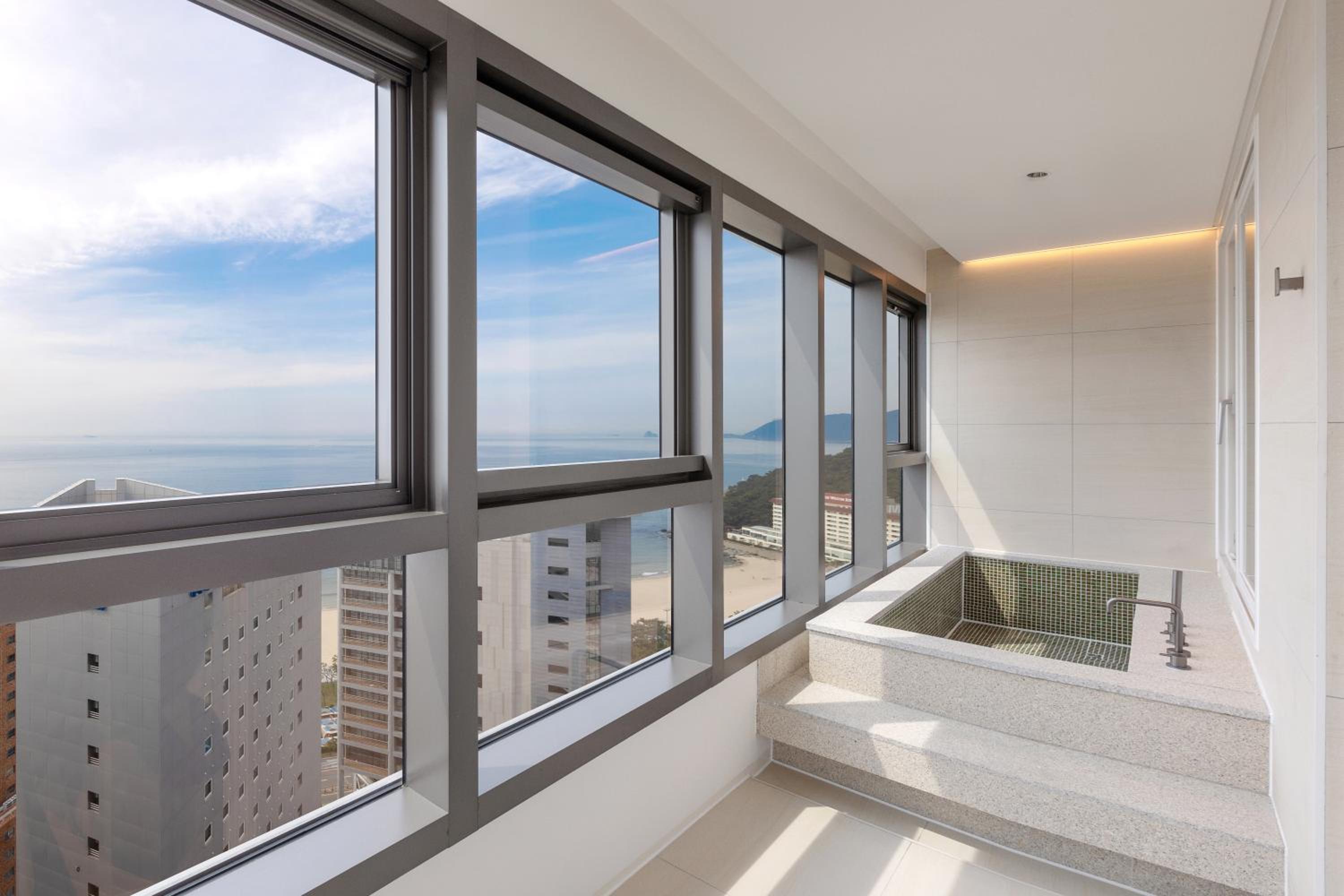 Royal Suite with Ocean View - Photo 8