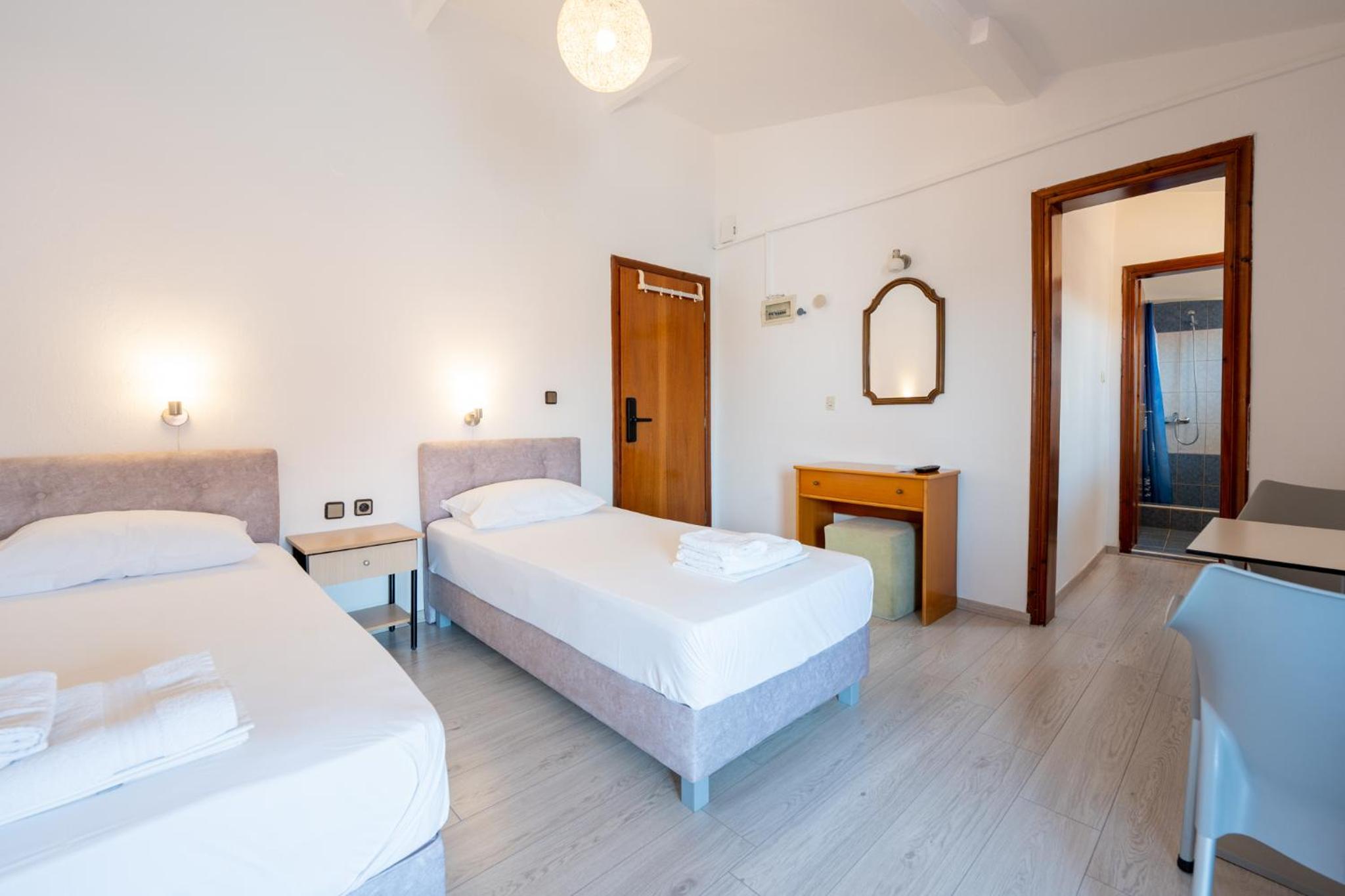 Economy Twin Room photo 2