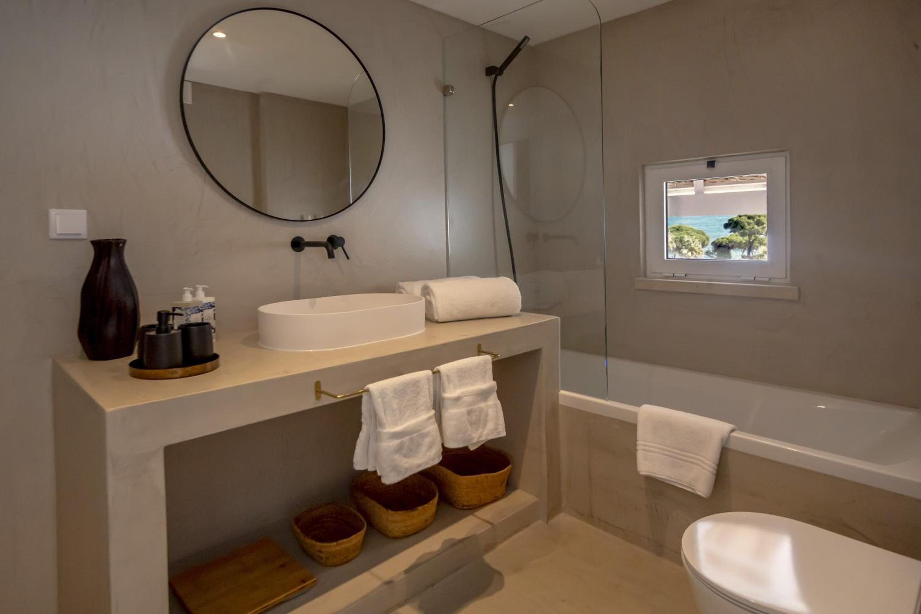 One-Bedroom Apartment with Sea View photo 1