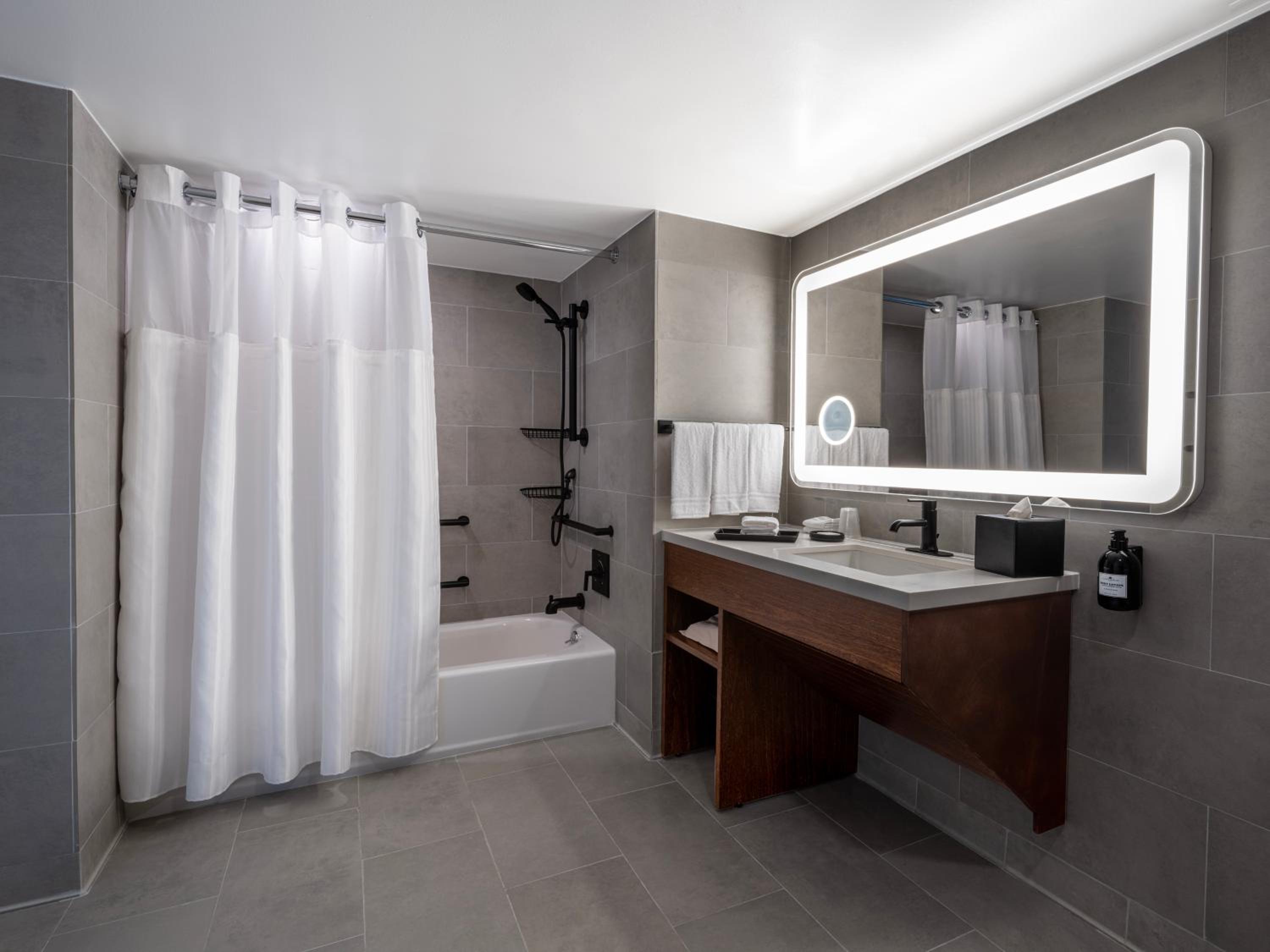 King Room with Bathtub and Balcony - Water View - Accessible photo 2
