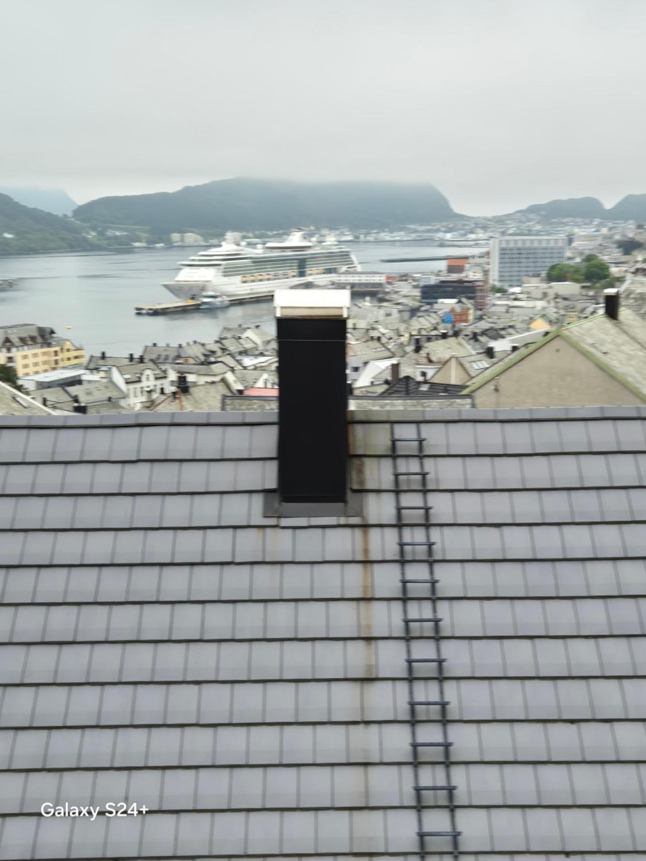 Three-Bedroom Apartment with View photo 3