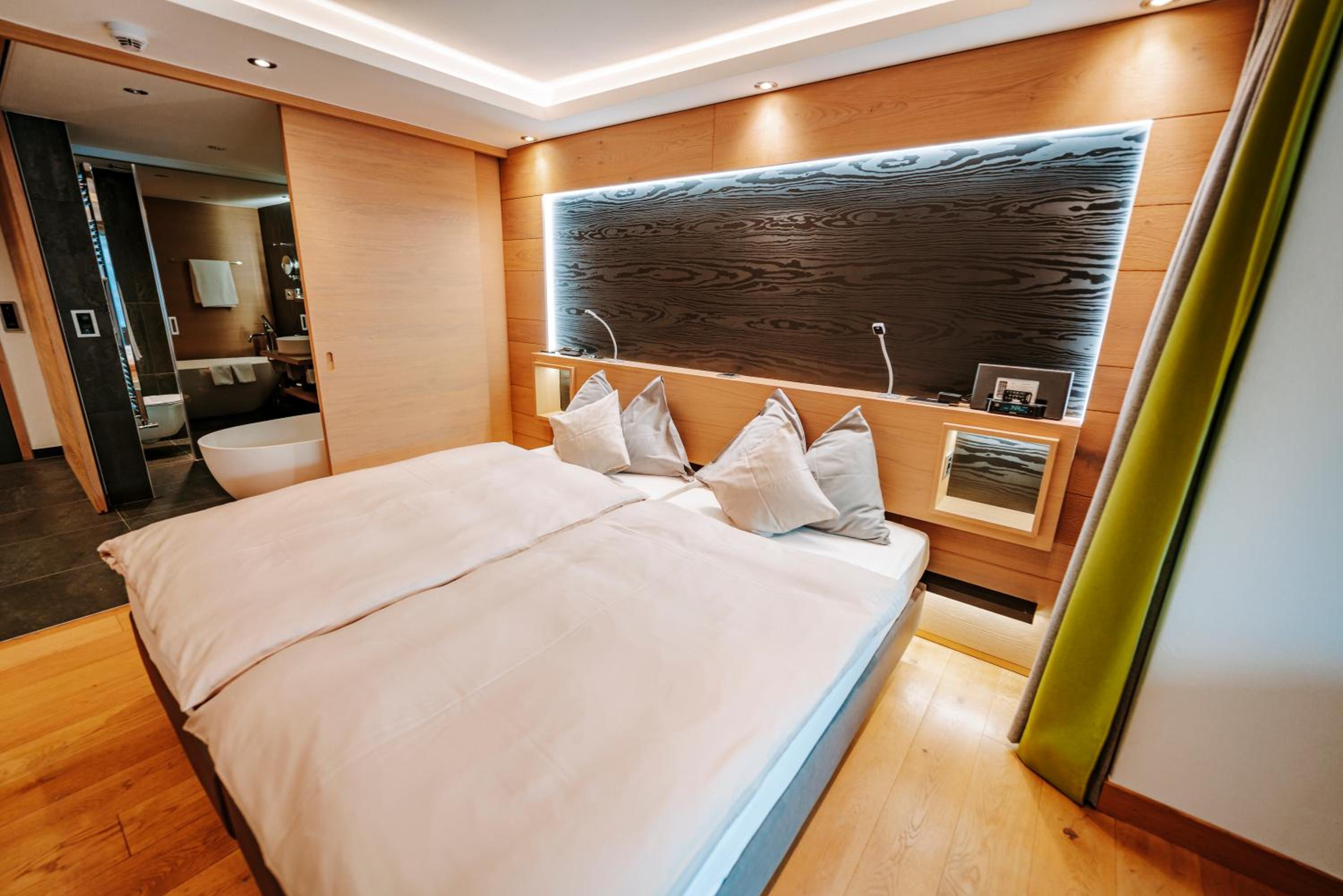 Deluxe Double Room with Matterhorn View - Photo 7