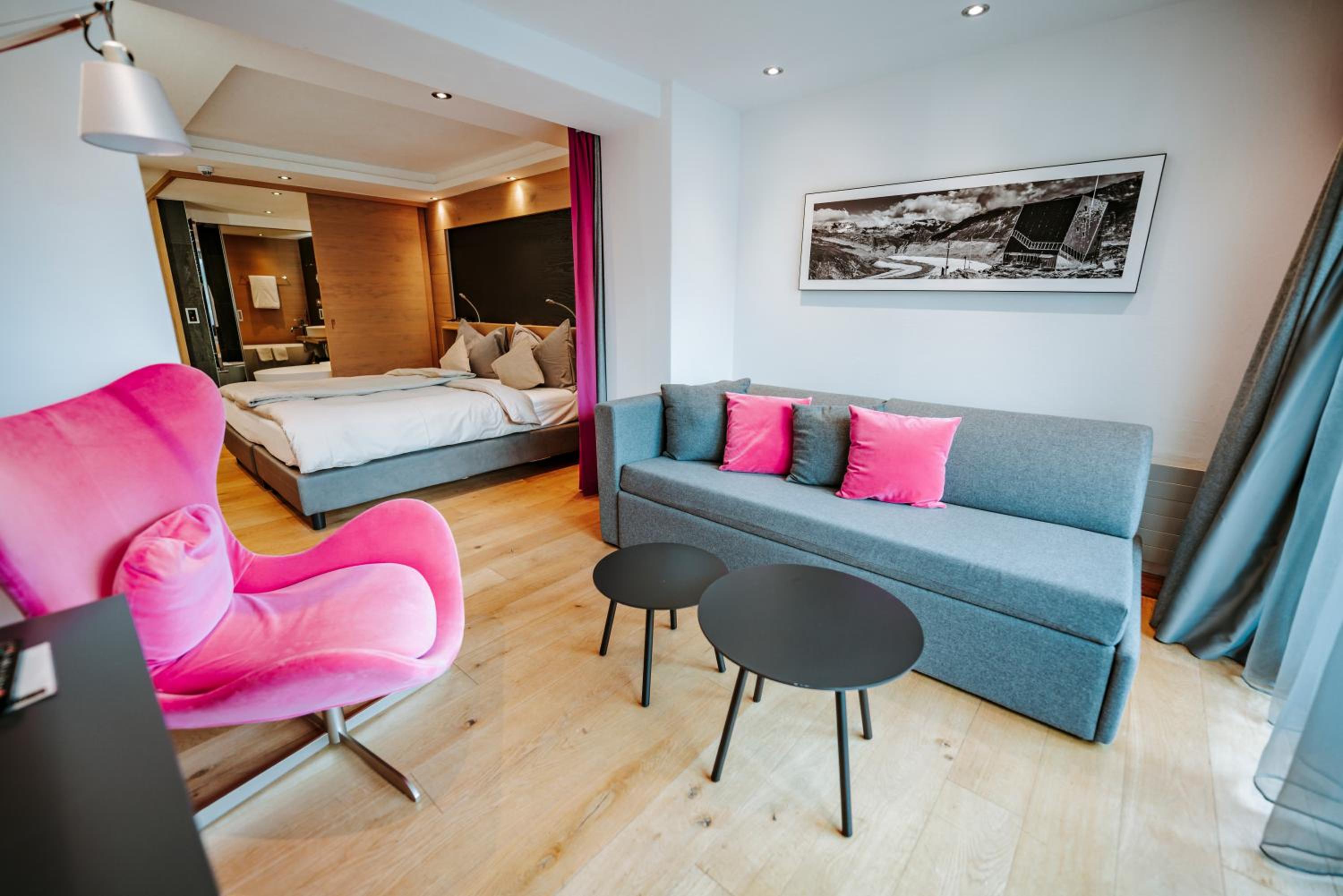 Deluxe Double Room with Matterhorn View - Photo 6