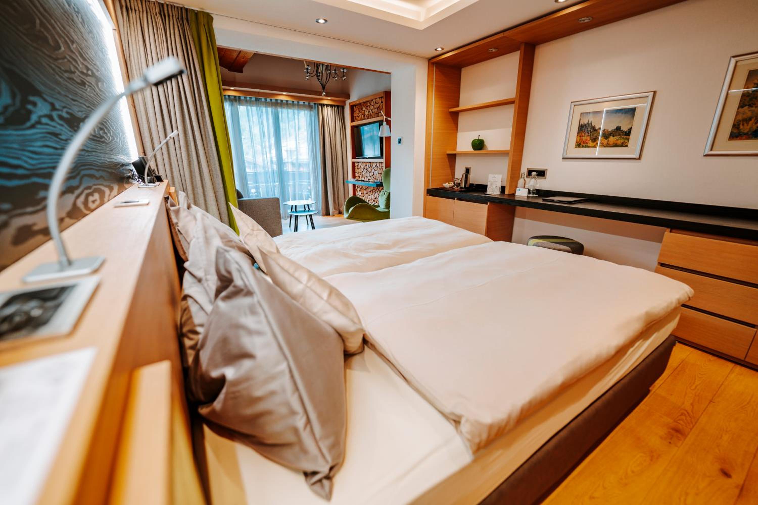 Deluxe Double Room with Matterhorn View - Photo 5