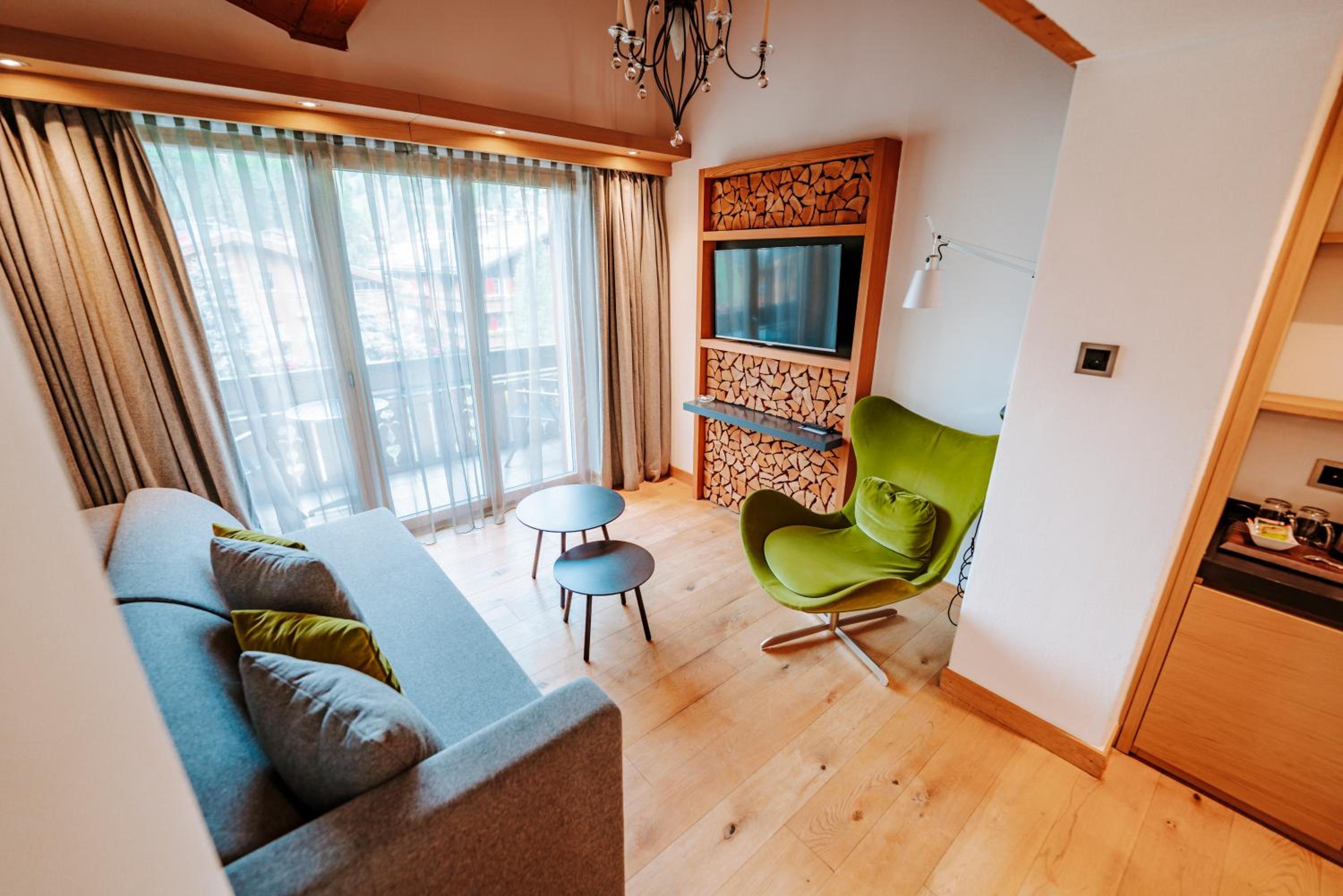 Deluxe Double Room with Matterhorn View - Photo 3