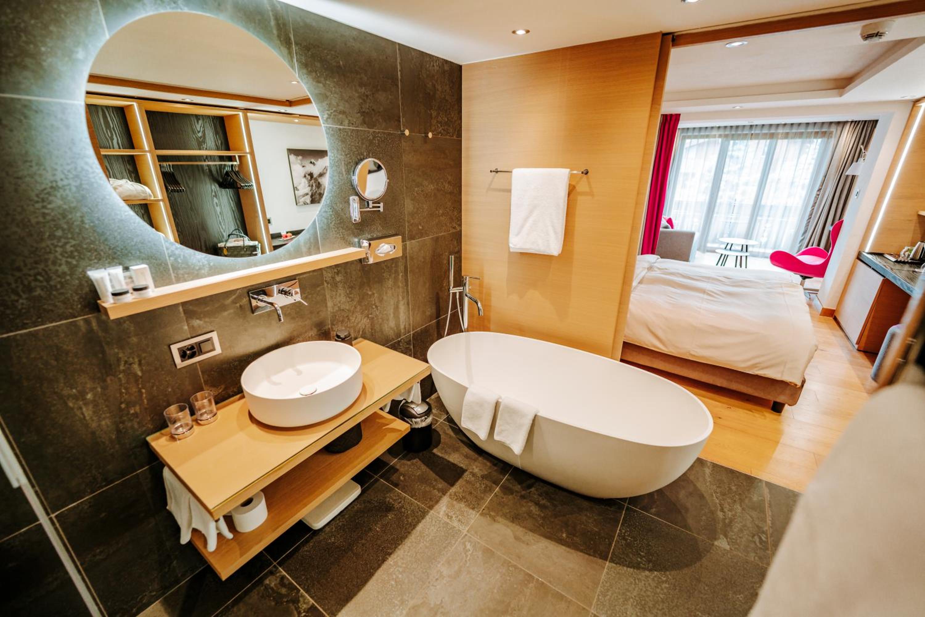 Deluxe Double Room with Matterhorn View - Photo 4