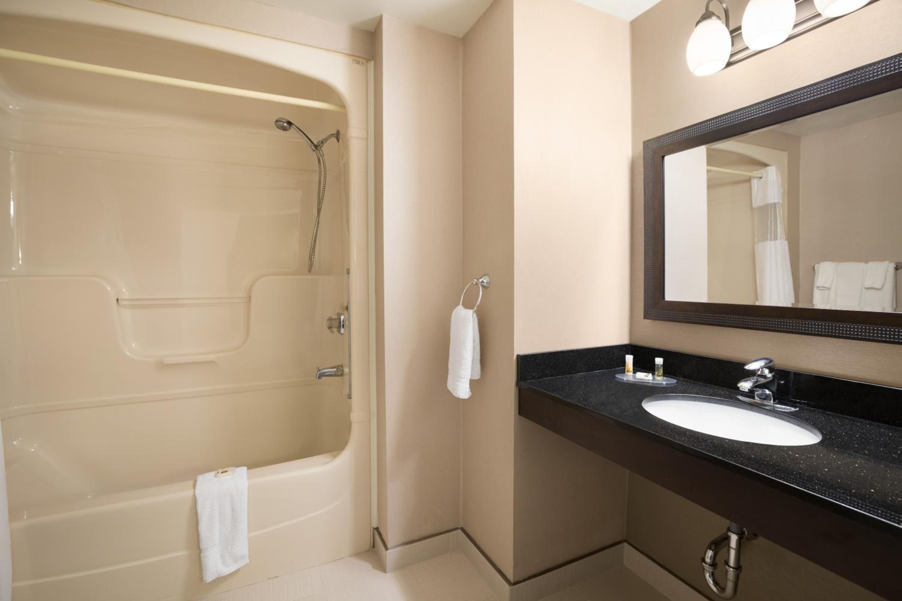 Deluxe Queen Room - Non-Smoking
