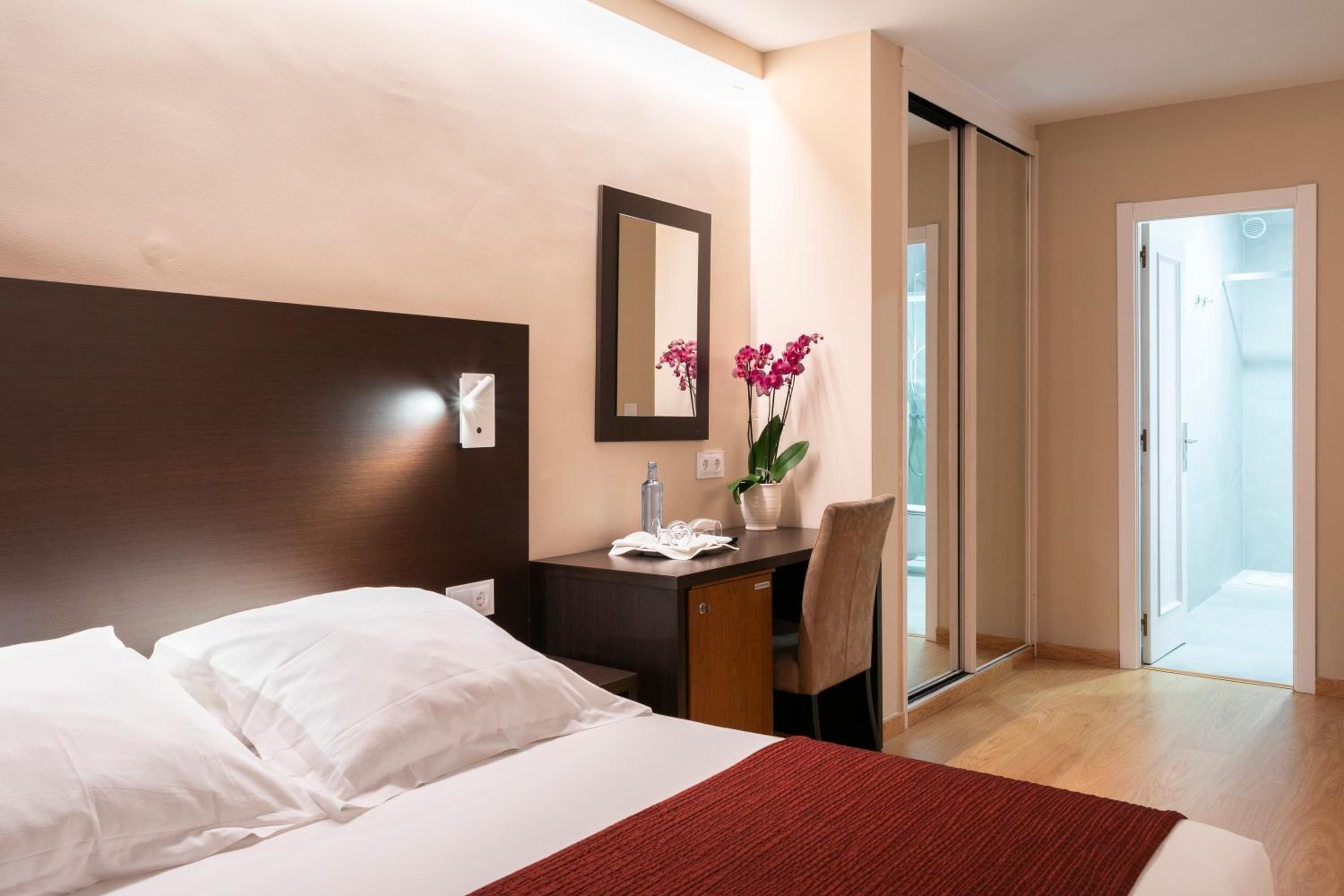 Double or Twin Room - Photo 4