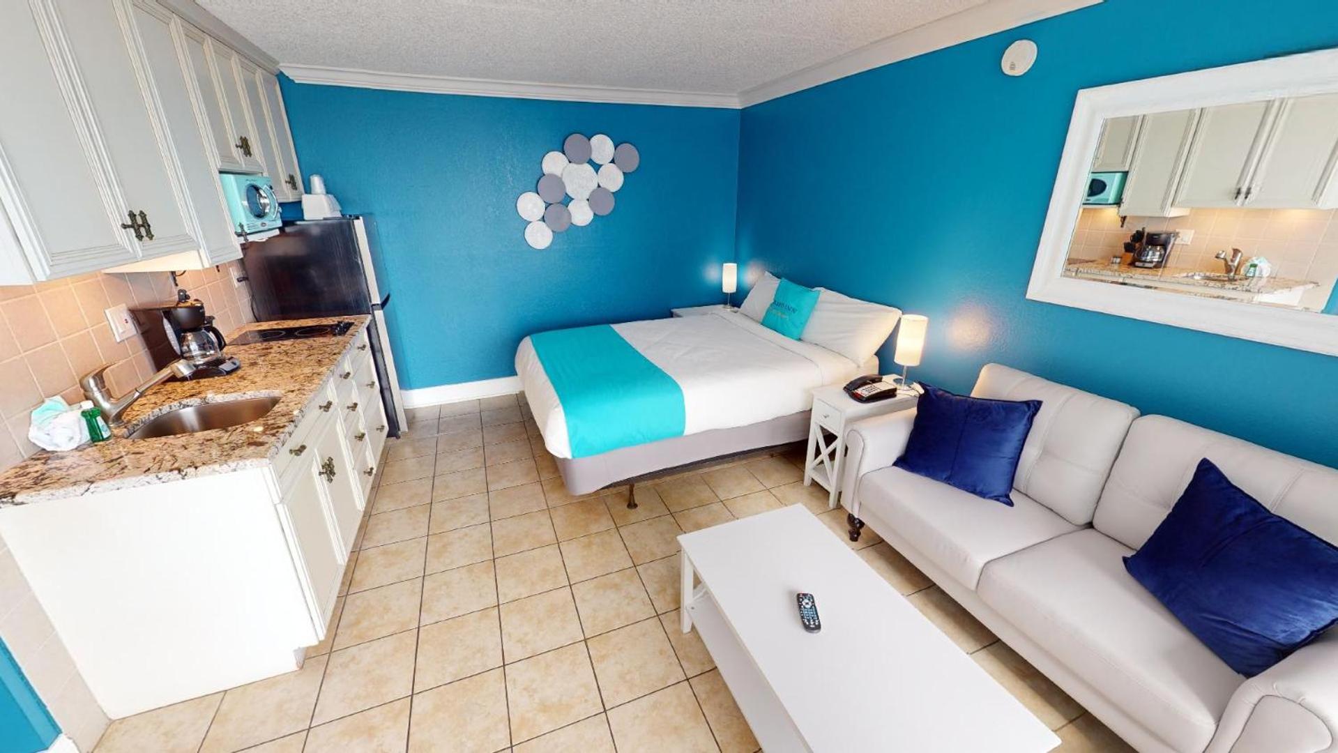 Queen Room with Balcony - Photo 1
