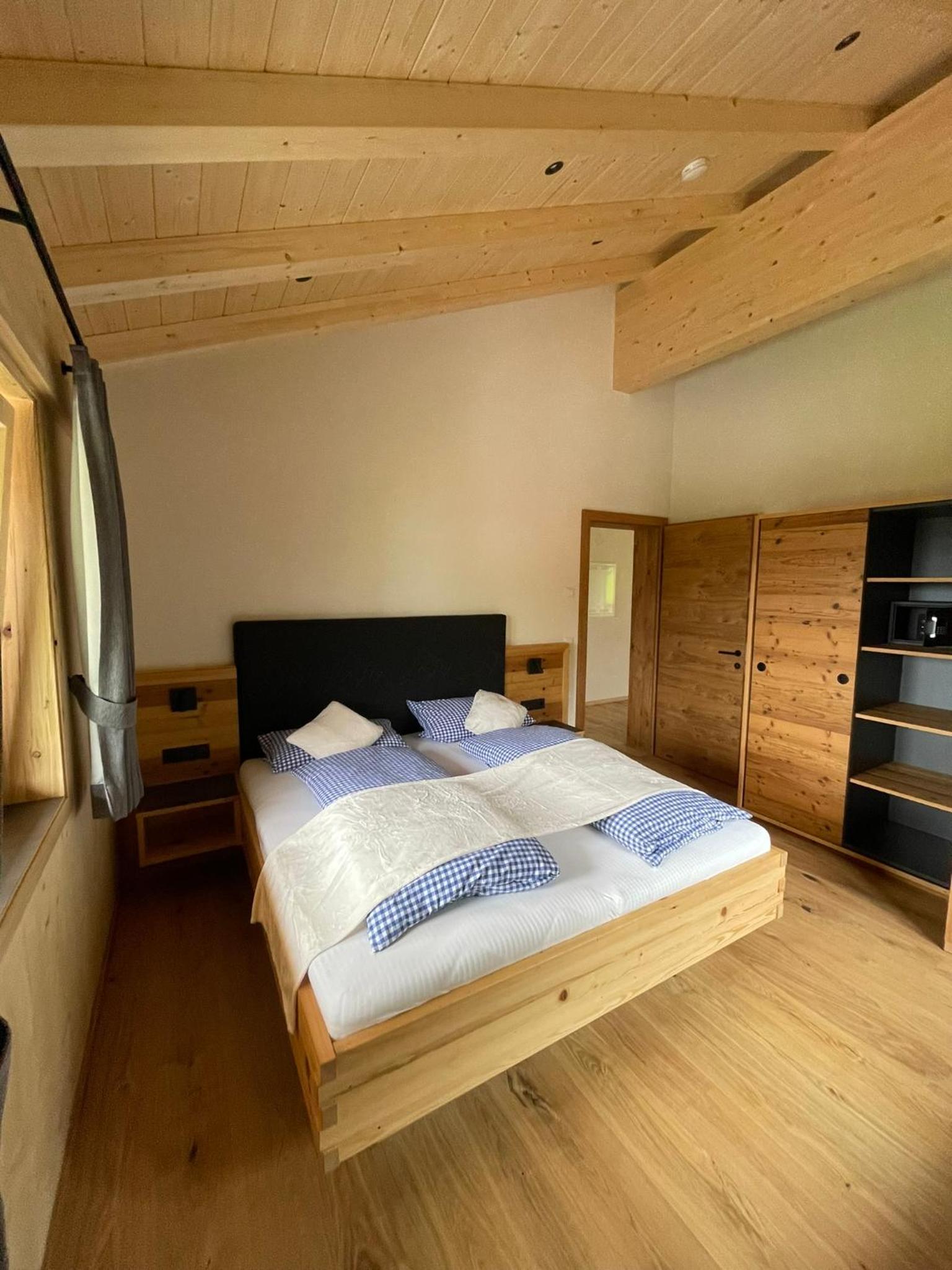 Four-Bedroom Apartment with Balcony  photo 2
