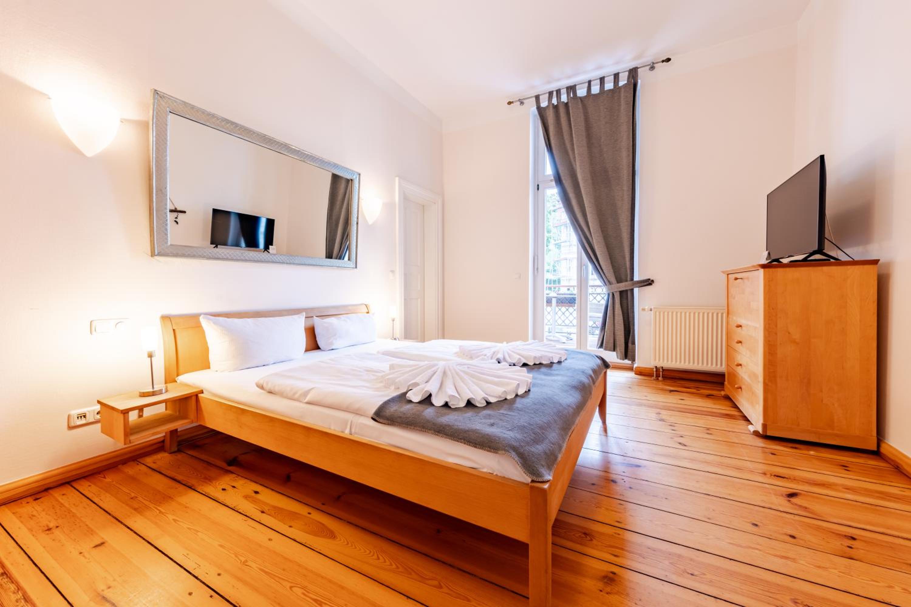 Double Room with Balcony thumbnail 6