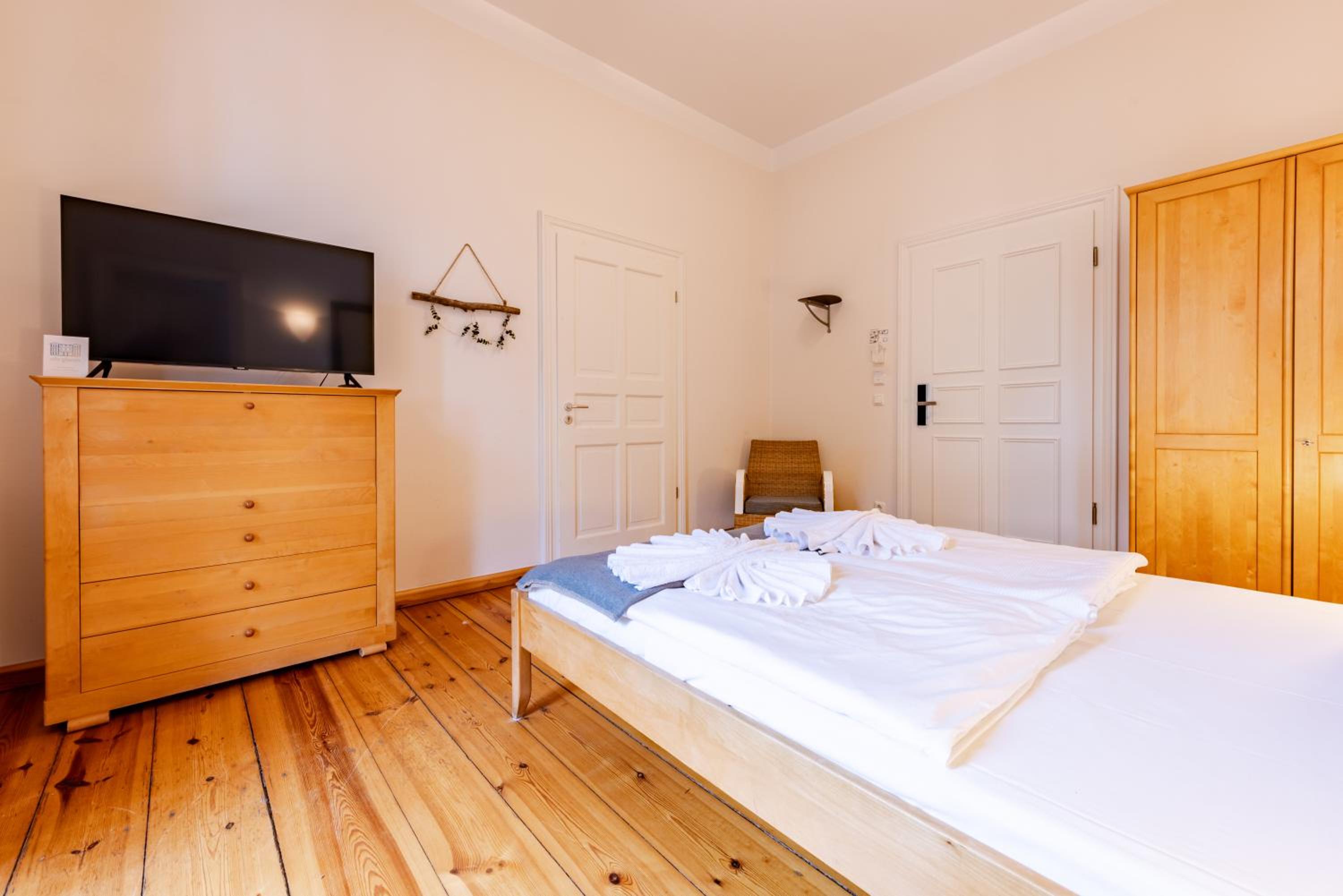 Double Room with Balcony thumbnail 5