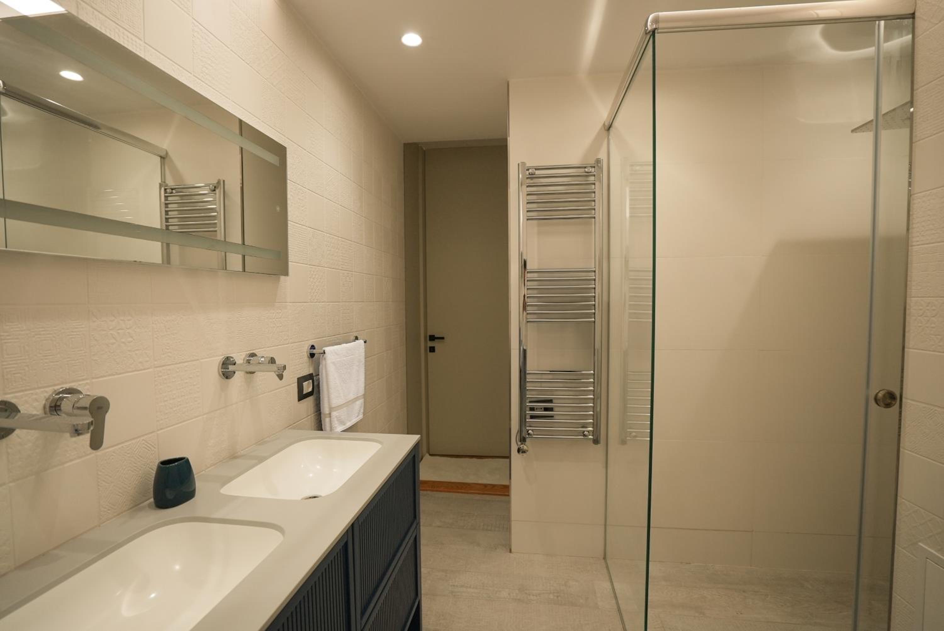 Deluxe One-Bedroom Apartment with City View photo 2