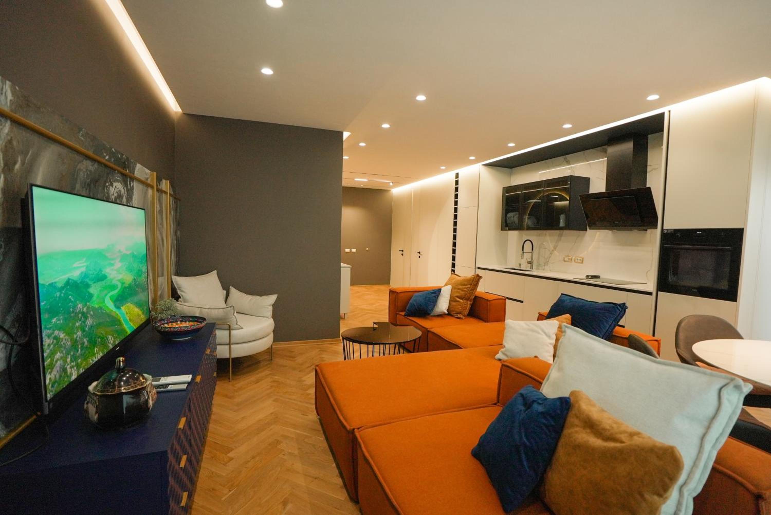 Deluxe One-Bedroom Apartment with City View photo 3