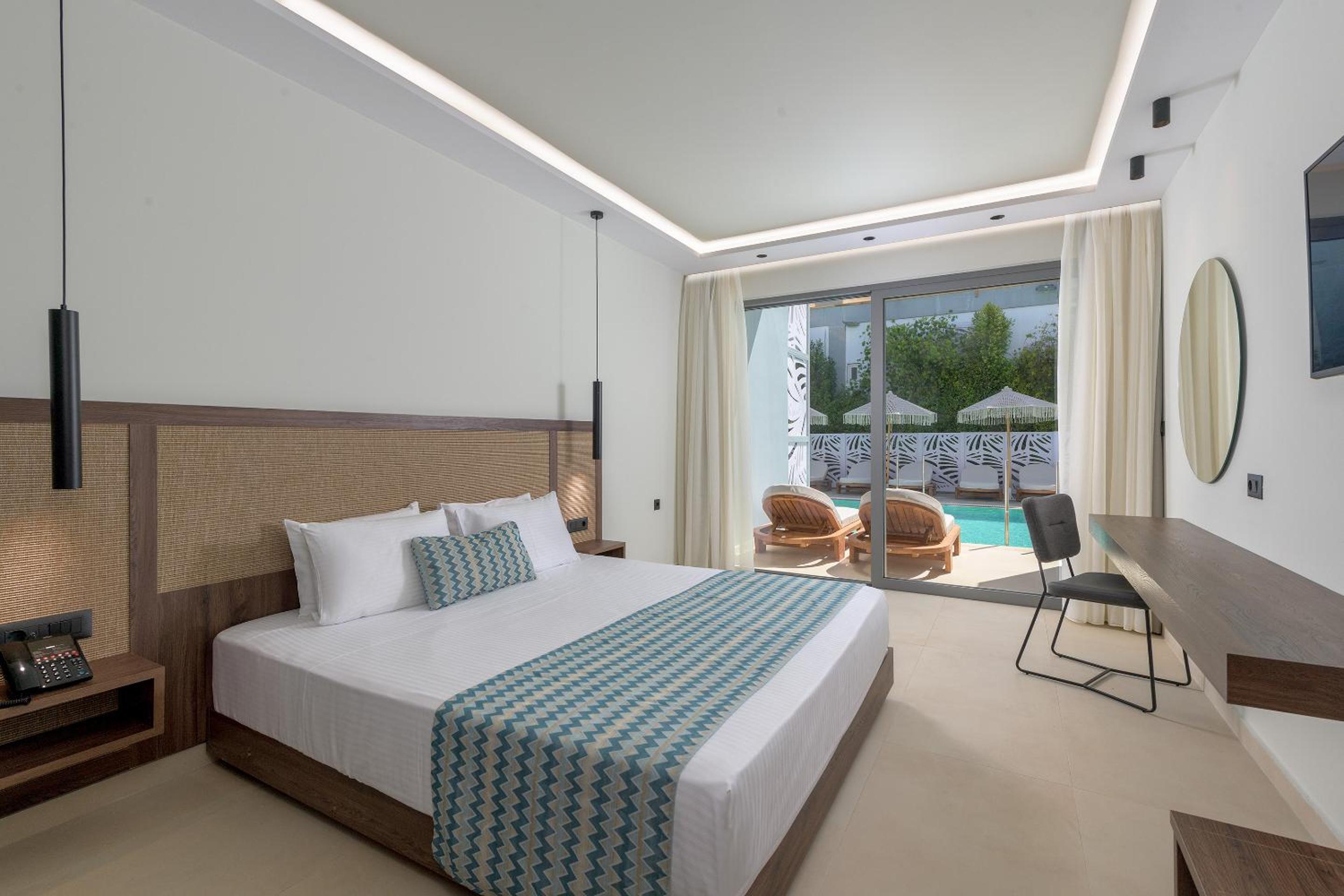 Swim-up Double Room with Pool View, Shared Pool and Terrace