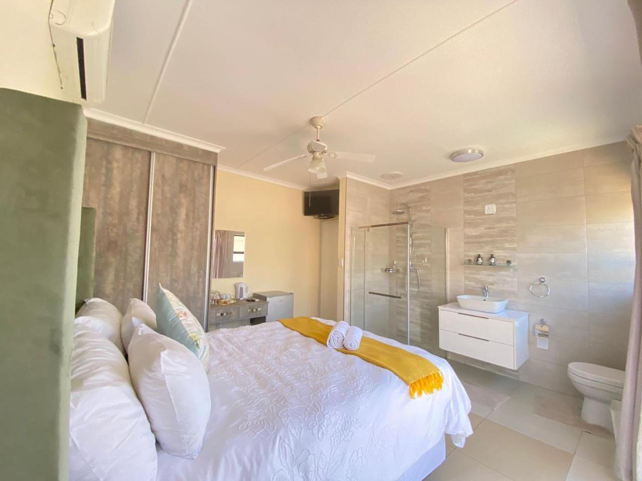 Standard King Room photo 3