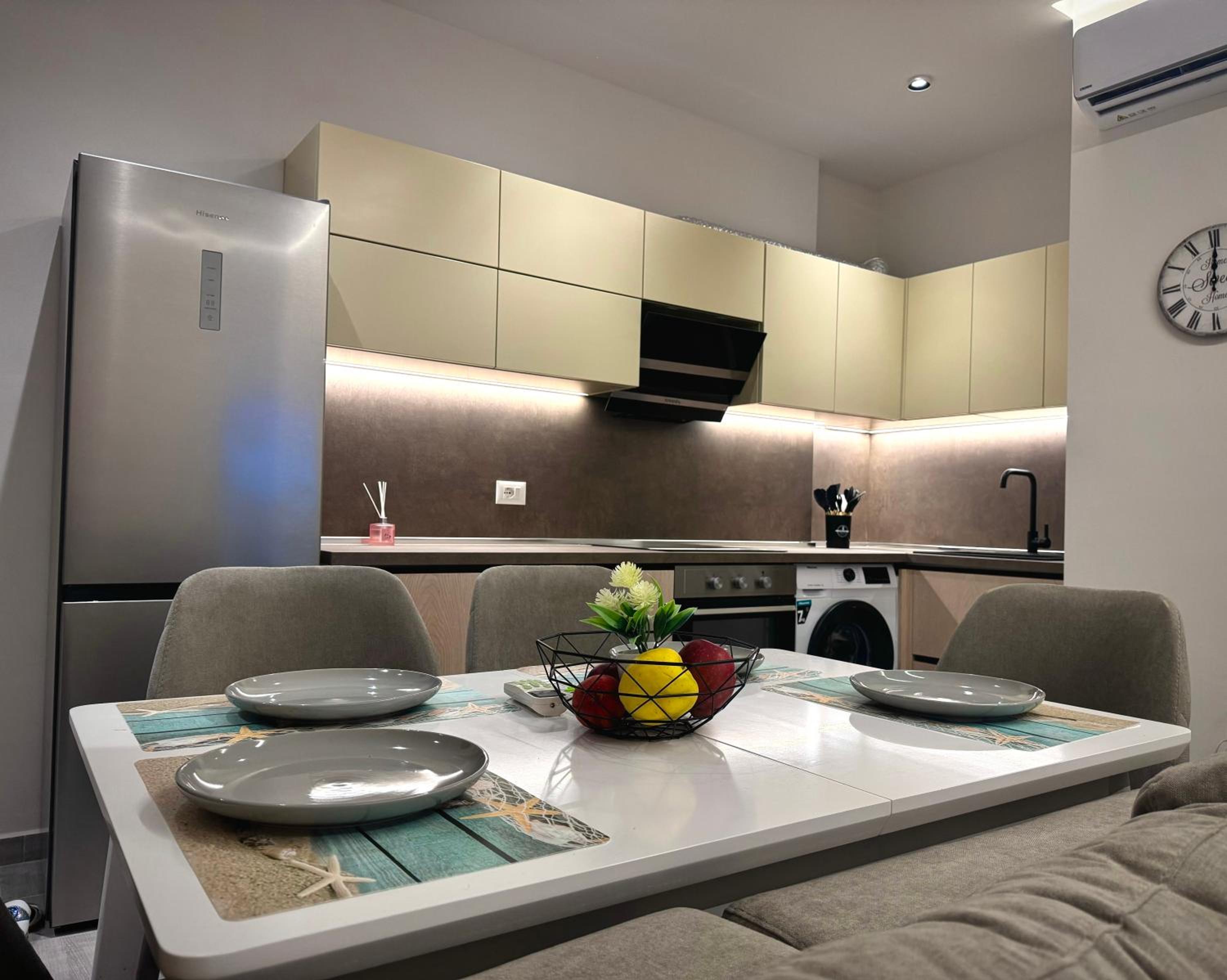 Deluxe One-Bedroom Apartment photo 2