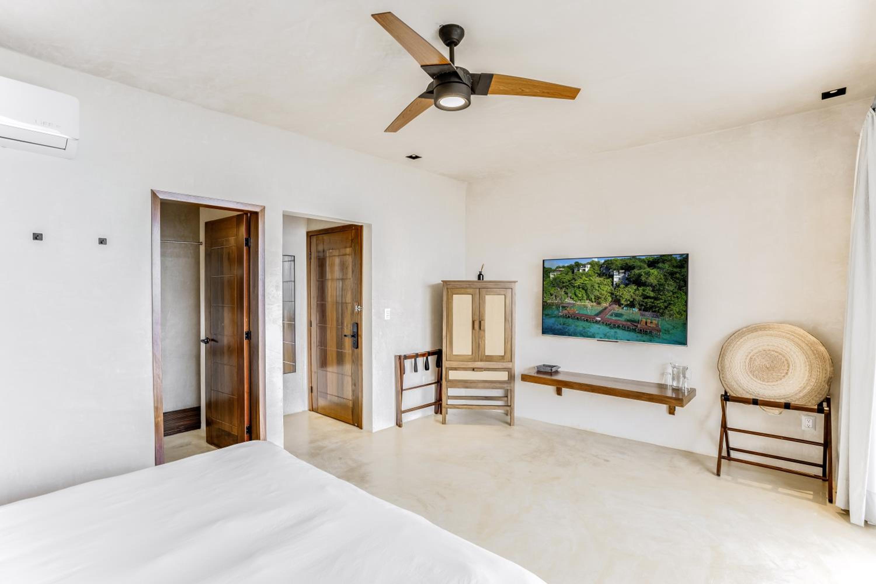 Suite with Private Pool - Photo 1