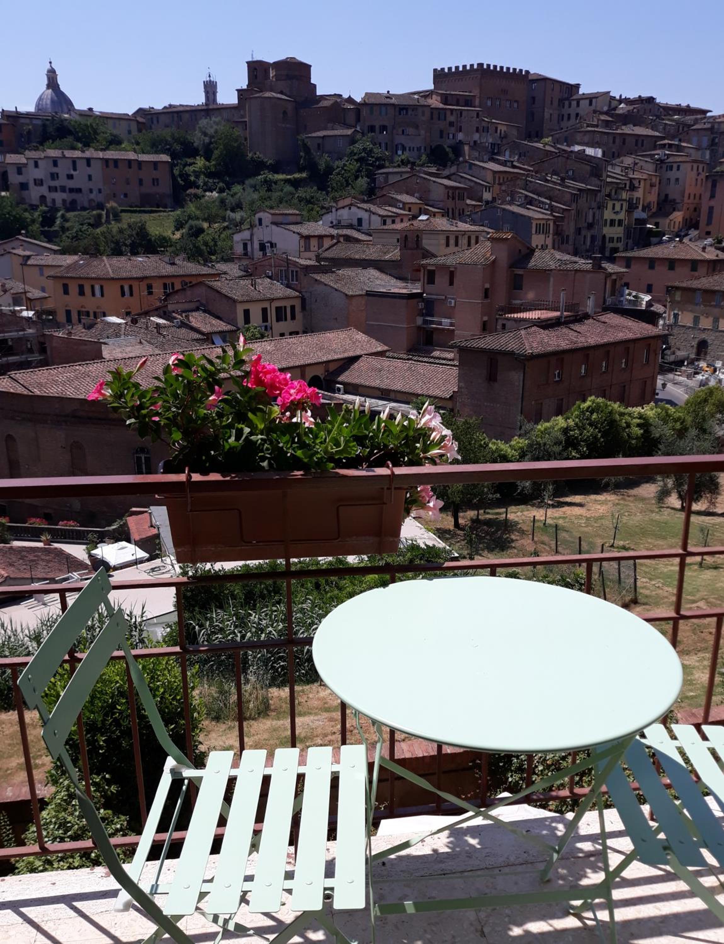Standard Double Room with City View - Photo 9