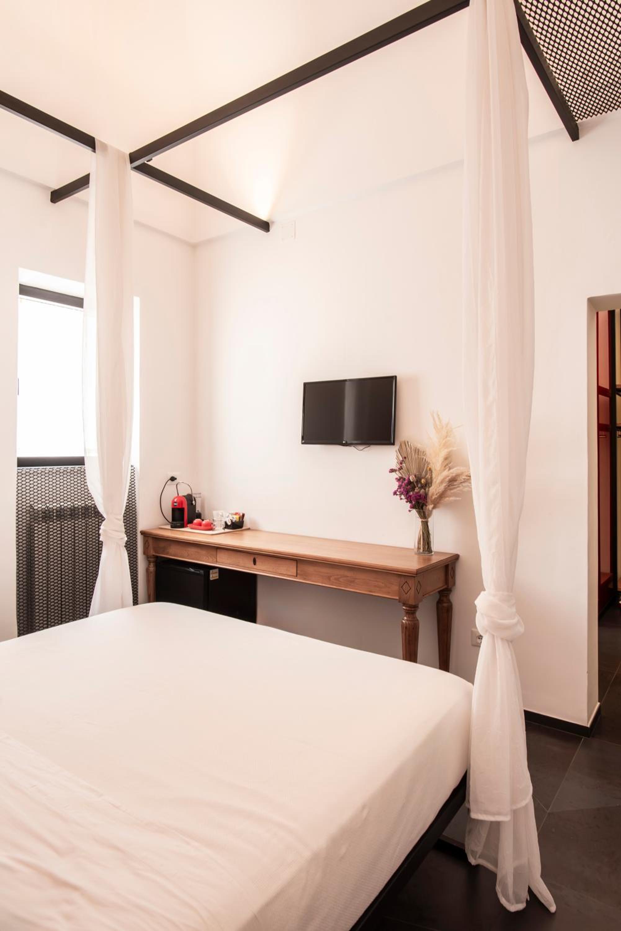 Deluxe Double Room with Bath photo 3
